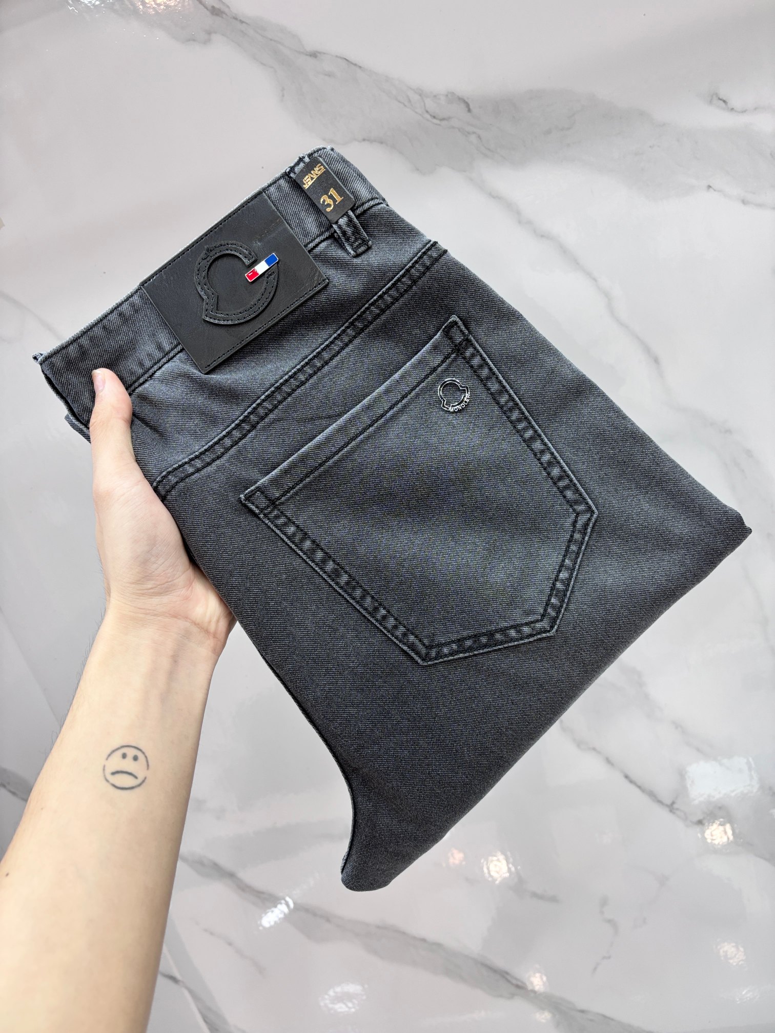 NO:837261,Mengkou, high-end customization, 2026 early autumn latest jeans, simultaneous sale at the counter, original customization, customer-supplied hardware accessories, original order quality, imported solid color denim elastic fabric, heavy washing, fine workmanship, excellent upper body!  The preferred items are complete with three standards.…………………………………………………… Size29-38,,Moncler,jeans,19860909蒙口 高端定制、2026早秋最新款牛仔裤 柜台同步发售 原版定制 客供五金辅料 原单品质 进口固色牛仔弹力面料 重工洗水 做工走线精细 上身绝佳！优选单品 三标齐全.…………………………………………………… Size29-38,,Moncler,jeans,,Men's clothing