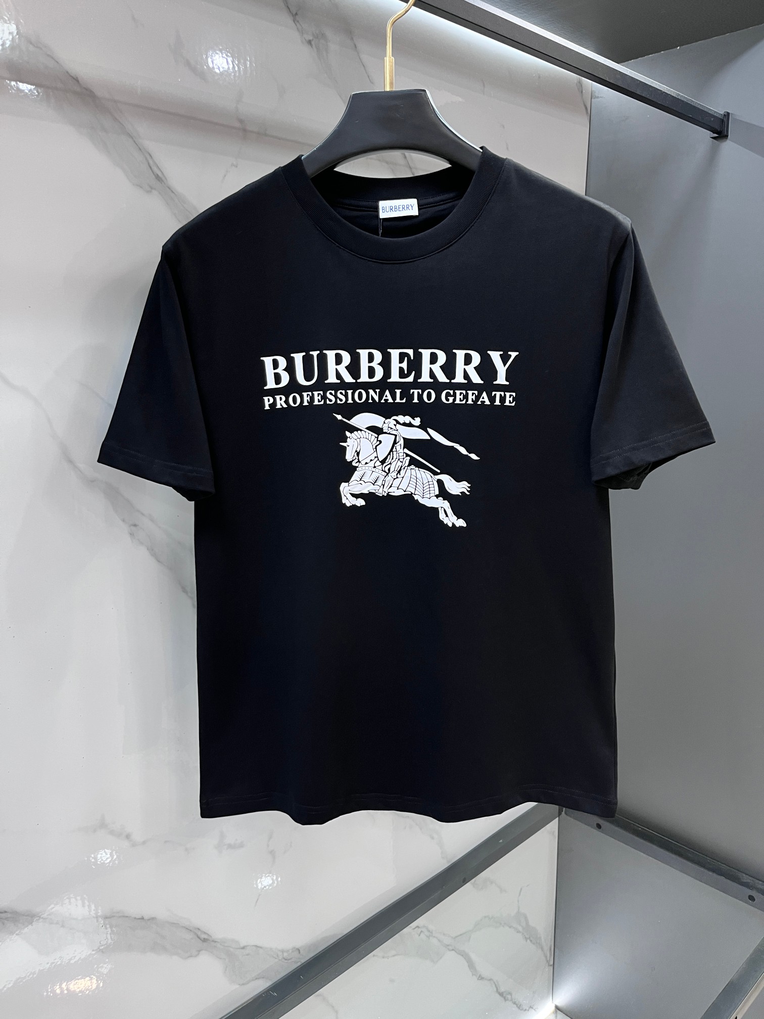 NO:846945,Burberry 2026ss new spring and summer new debut counter latest short-sleeved round neck T-shirt, high-end customization, avant-garde and fashionable design!  The brand logo is designed with heavy craftsmanship. High-end customized pure cotton fabric. Soft to the touch. Comfortable to wear. Exquisite stitching at the counter level. Fine workmanship. The upper body effect is incomparably handsome!  A must-have item for a stylish man!  ……………………………………………………………… SizeM-XXXL,,burberry,T-shirt,tees,t-shirt,19860909巴宝莉 2026ss 春夏新款首发专柜最新款短袖圆领T恤 高端订制 设计前卫时尚！品牌logo重工艺设计 高端定制纯棉面料.手感柔软.穿着舒适.专柜级别精致车线.做工精细.上身效果无敌帅气！型男必备单品！…………………………………………………… SizeM-XXXL,,burberry,T-shirt,tees，t-shirt,,Men's clothing