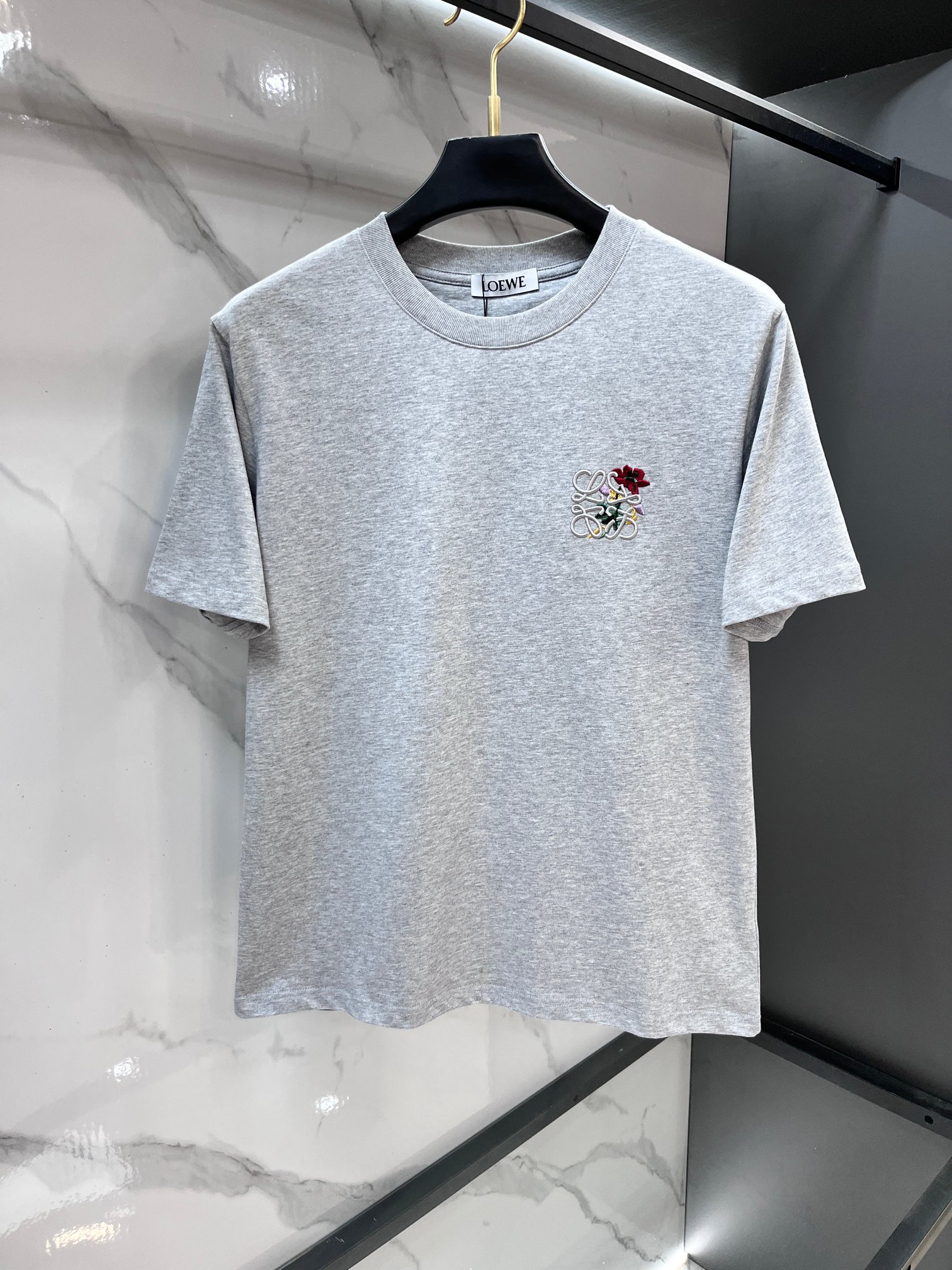 NO:846929,Luo Yiwei 2026ss new spring and summer new debut counter latest short-sleeved round neck T-shirt high-end custom design avant-garde fashion!  The brand logo is designed with heavy craftsmanship. High-end customized pure cotton fabric. Soft to the touch. Comfortable to wear. Exquisite stitching at the counter level. Fine workmanship. The upper body effect is incomparably handsome!  A must-have item for a stylish man!  ……………………………………………………………… SizeM-XXXL,,loewe,T-shirt,tees,t-shirt,19860909罗意威 2026ss 春夏新款首发专柜最新款短袖圆领T恤 高端订制 设计前卫时尚！品牌logo重工艺设计 高端定制纯棉面料.手感柔软.穿着舒适.专柜级别精致车线.做工精细.上身效果无敌帅气！型男必备单品！…………………………………………………… SizeM-XXXL,,loewe,T-shirt,tees，t-shirt,,Men's clothing