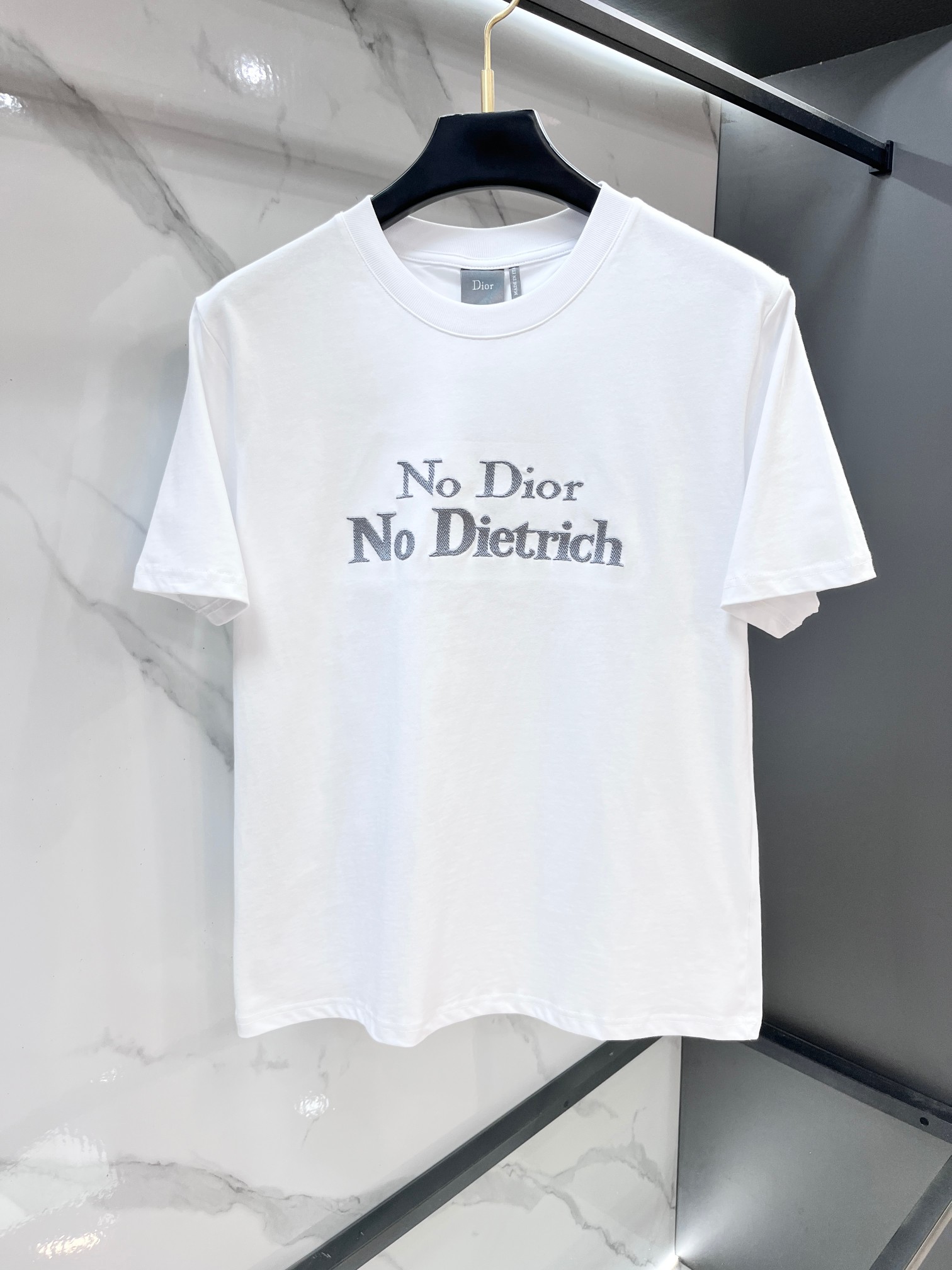NO:846948,Dior 2026ss new spring and summer new debut counter latest short-sleeved round neck T-shirt, high-end customization, avant-garde and fashionable design!  The brand logo is designed with heavy craftsmanship. High-end customized pure cotton fabric. Soft to the touch. Comfortable to wear. Exquisite stitching at the counter level. Fine workmanship. The upper body effect is incomparably handsome!  A must-have item for a stylish man!  ……………………………………………………………… SizeM-XXXL,,dior,T-shirt,tees,t-shirt,19860909迪奥 2026ss 春夏新款首发专柜最新款短袖圆领T恤 高端订制 设计前卫时尚！品牌logo重工艺设计 高端定制纯棉面料.手感柔软.穿着舒适.专柜级别精致车线.做工精细.上身效果无敌帅气！型男必备单品！…………………………………………………… SizeM-XXXL,,dior,T-shirt,tees，t-shirt,,Men's clothing
