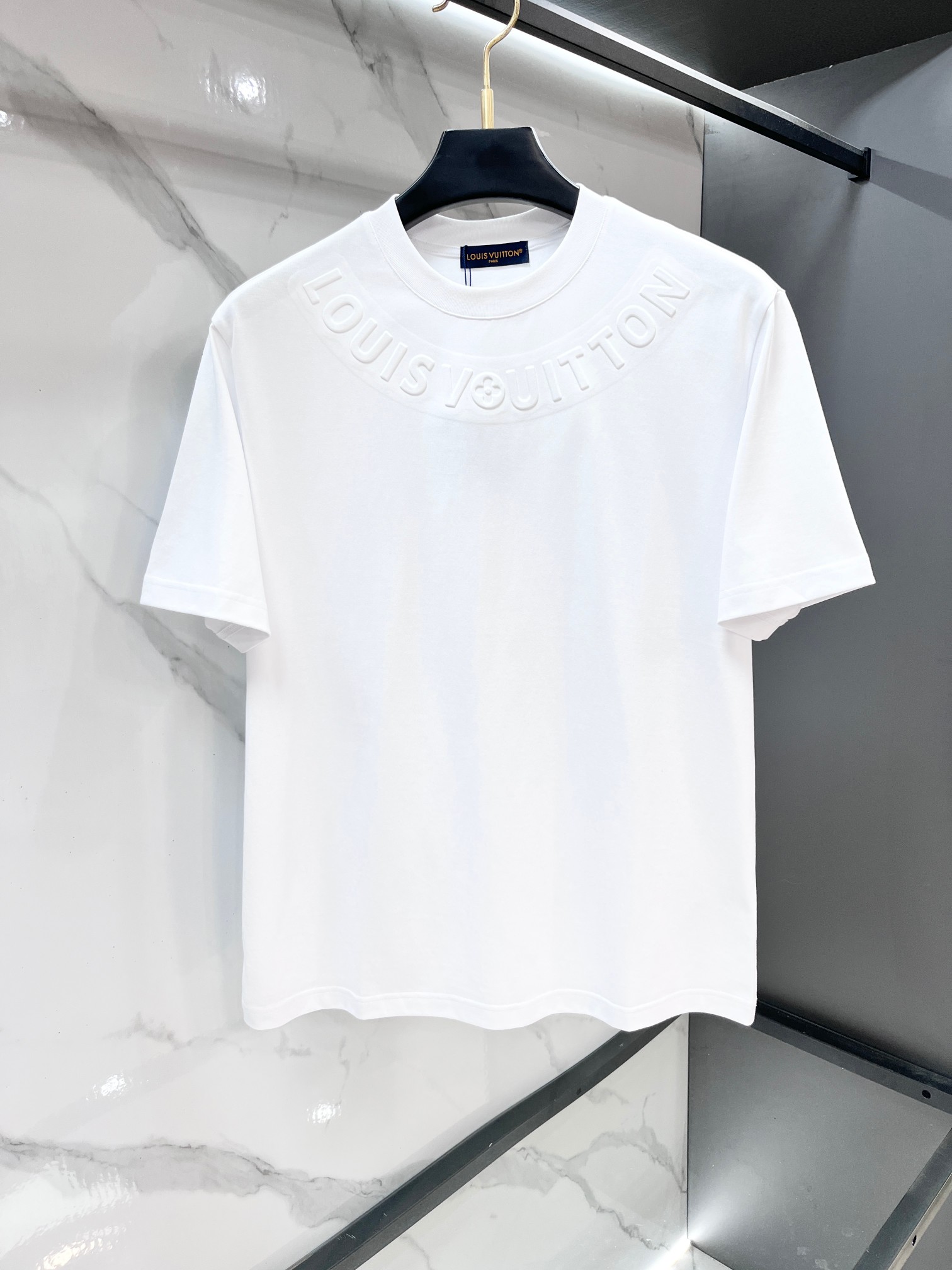 NO:839188,Lv 2026 spring and summer counter new style, simple short sleeves with logo badge, double yarn pure cotton fabric, diversified matching, catering to the current innovative trend of fashion cutting-edge, collision of retro and modern elements, extreme violent aesthetics. Fashion matching, three standards complete!  ……………………………………………………………… SizeM-XXXL,,louis vuitton,T-shirt,19860909Lv 2026春夏专柜新款,logo徽章简约短袖 双纱纯棉面料 多元化搭配 迎合眼下时尚前沿的创新趋势 复古与现代化元素的碰撞 极端的暴力美学.时尚搭配 三标齐全！…………………………………………………… SizeM-XXXL,,louis vuitton,T-shirt,,Men's clothing