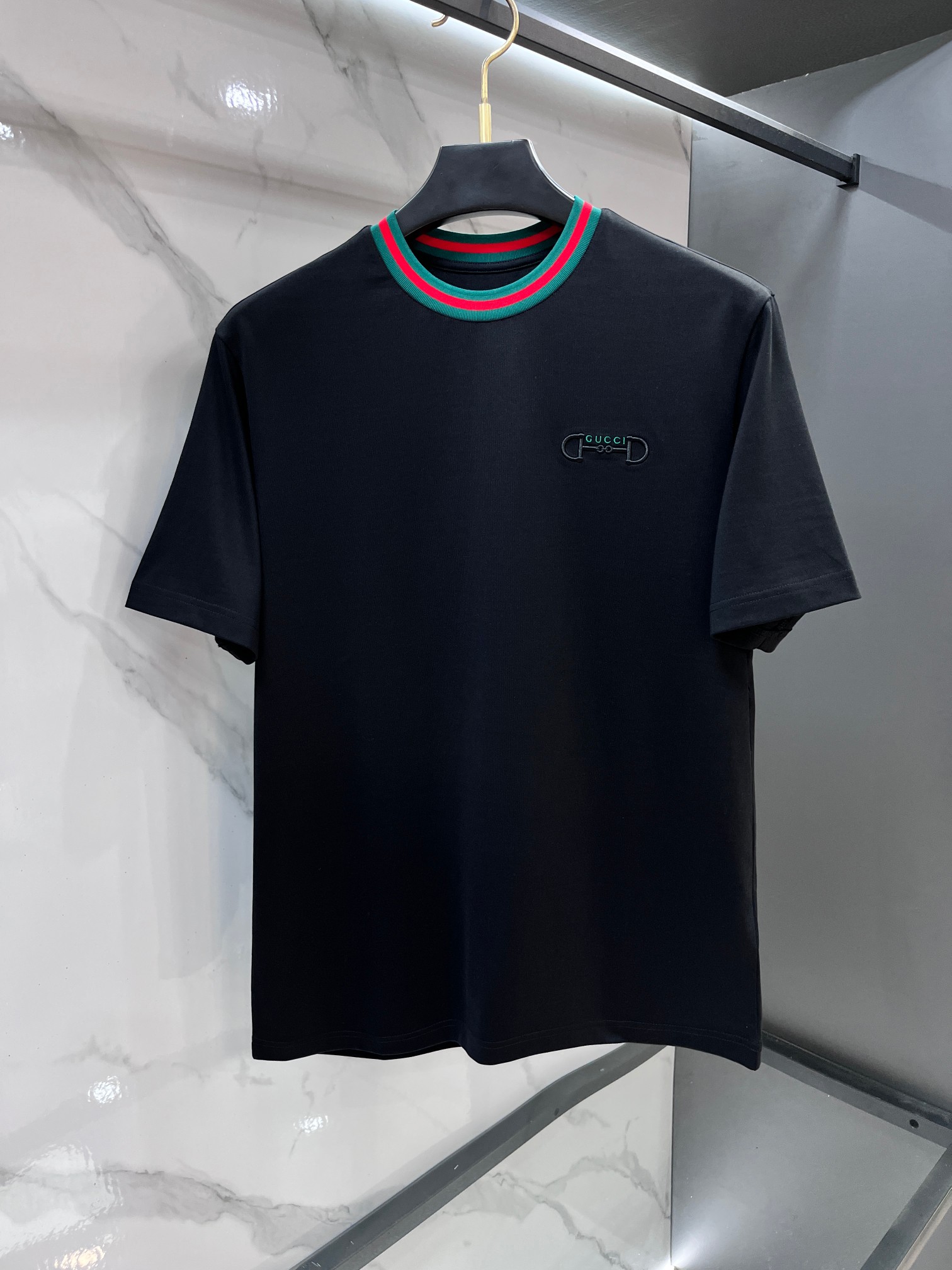 NO:837315,Gucci 2026 spring and summer new counter style, simple short sleeves with logo badge, double yarn pure cotton fabric, diversified matching, catering to the current innovative trend of fashion cutting-edge, collision of retro and modern elements, extreme violent aesthetics. Fashion matching, three standards complete!  ……………………………………………………………… SizeM-XXXL,,gucci,T-shirt,19860909Gucci 2026春夏专柜新款,logo徽章简约短袖 双纱纯棉面料 多元化搭配 迎合眼下时尚前沿的创新趋势 复古与现代化元素的碰撞 极端的暴力美学.时尚搭配 三标齐全！…………………………………………………… SizeM-XXXL,,gucci,T-shirt,,Men's clothing