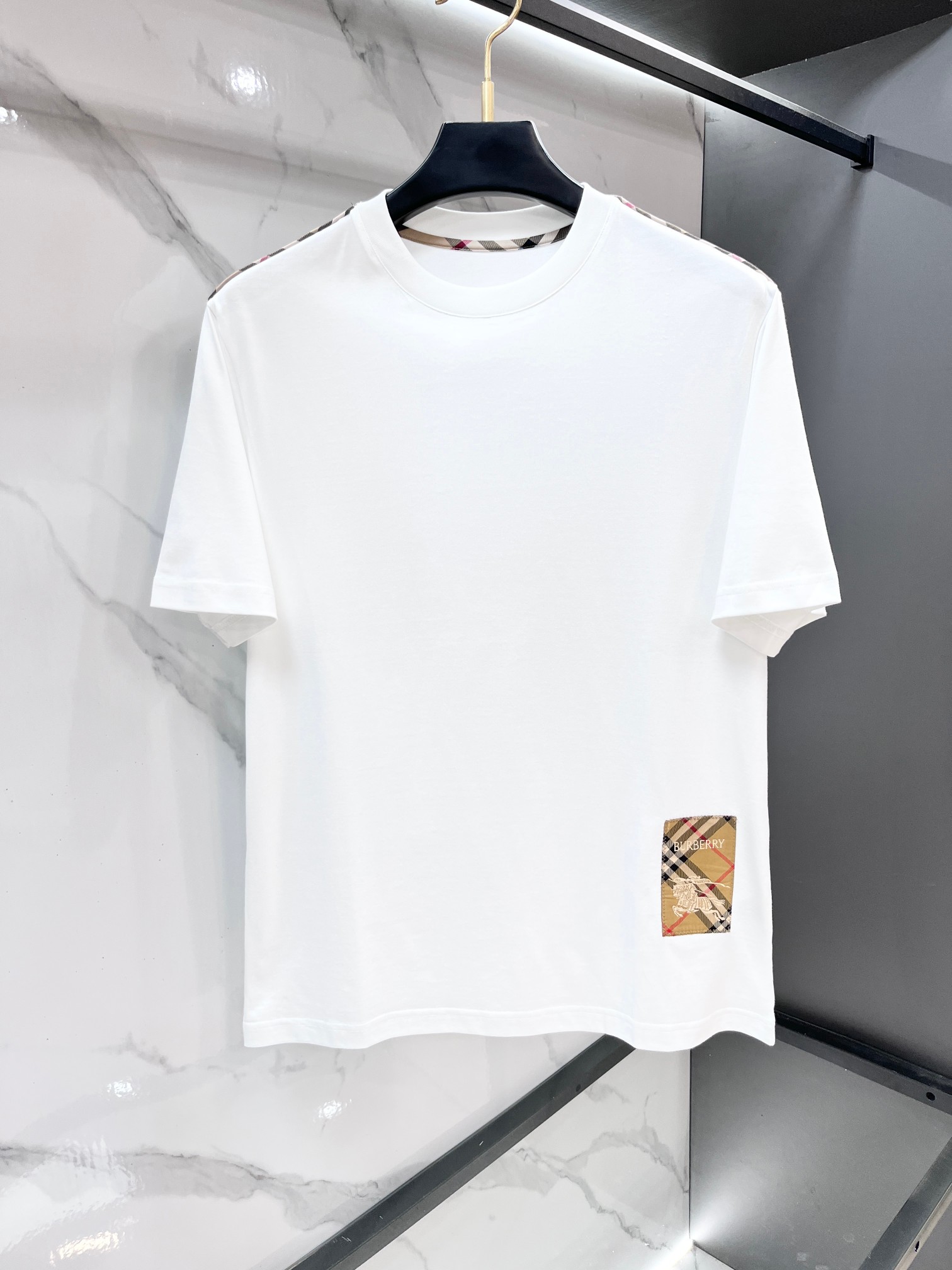 NO:837309,Burberry 2026 spring and summer new counter style, simple short sleeves with logo badge, double yarn pure cotton fabric, diversified matching, catering to the current innovative trend of fashion cutting-edge, collision of retro and modern elements, extreme violent aesthetics. Fashion matching, three standards complete!  ……………………………………………………………… SizeM-XXXL,,burberry,T-shirt,19860909巴宝莉 2026春夏专柜新款,logo徽章简约短袖 双纱纯棉面料 多元化搭配 迎合眼下时尚前沿的创新趋势 复古与现代化元素的碰撞 极端的暴力美学.时尚搭配 三标齐全！…………………………………………………… SizeM-XXXL,,burberry,T-shirt,,Men's clothing