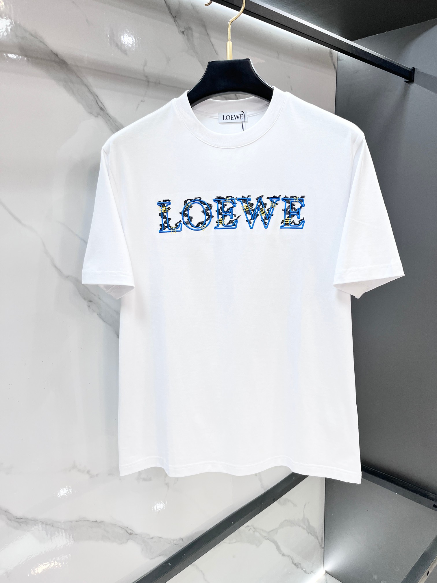 NO:846888,Loewe 2026 spring and summer new counter style, simple short-sleeved logo badge, double yarn pure cotton fabric, diversified matching, catering to the current innovative trend of fashion cutting-edge, collision of retro and modern elements, extreme violent aesthetics. Fashion matching, three standards complete!  ……………………………………………………………… SizeM-XXXL,,loewe,T-shirt,19860909罗意威 2026春夏专柜新款,logo徽章简约短袖 双纱纯棉面料 多元化搭配 迎合眼下时尚前沿的创新趋势 复古与现代化元素的碰撞 极端的暴力美学.时尚搭配 三标齐全！…………………………………………………… SizeM-XXXL,,loewe,T-shirt,,Men's clothing