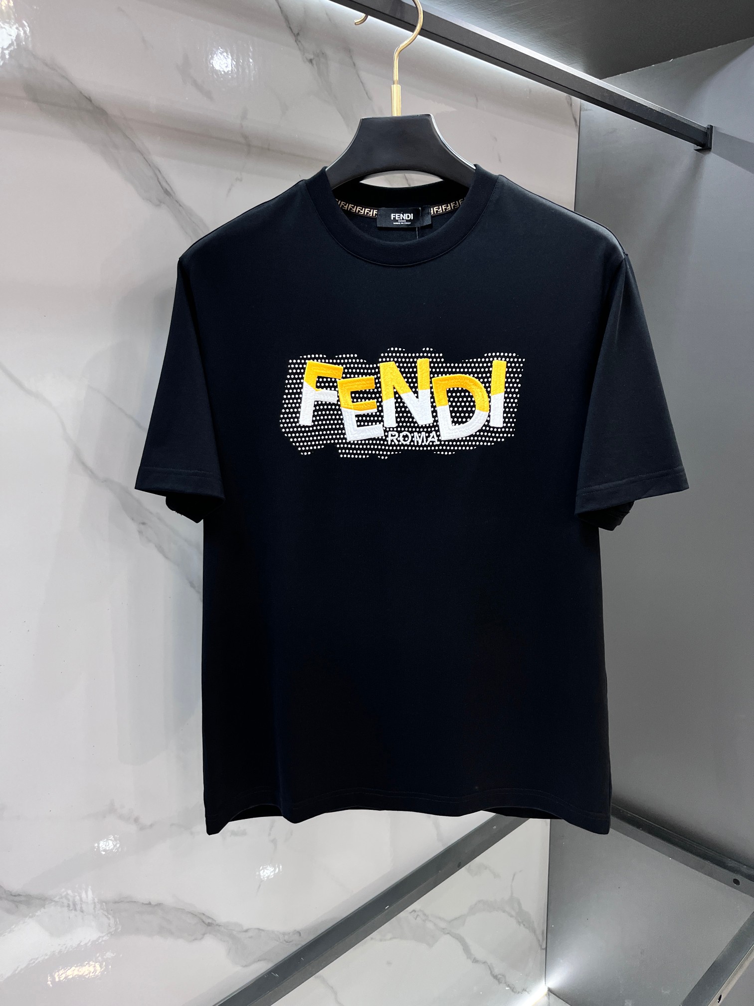 NO:839132,Fendi 2026 spring and summer counter new style, simple short sleeves with logo badge, double yarn pure cotton fabric, diversified matching, catering to the current innovative trend of fashion cutting-edge, collision of retro and modern elements, extreme violent aesthetics. Fashion matching, three standards complete!  …………………………………………………… SizeM-XXXL,,fendi,T-shirt,19860909芬迪 2026春夏专柜新款,logo徽章简约短袖 双纱纯棉面料 多元化搭配 迎合眼下时尚前沿的创新趋势 复古与现代化元素的碰撞 极端的暴力美学.时尚搭配 三标齐全！…………………………………………………… SizeM-XXXL,,fendi,T-shirt,,Men's clothing