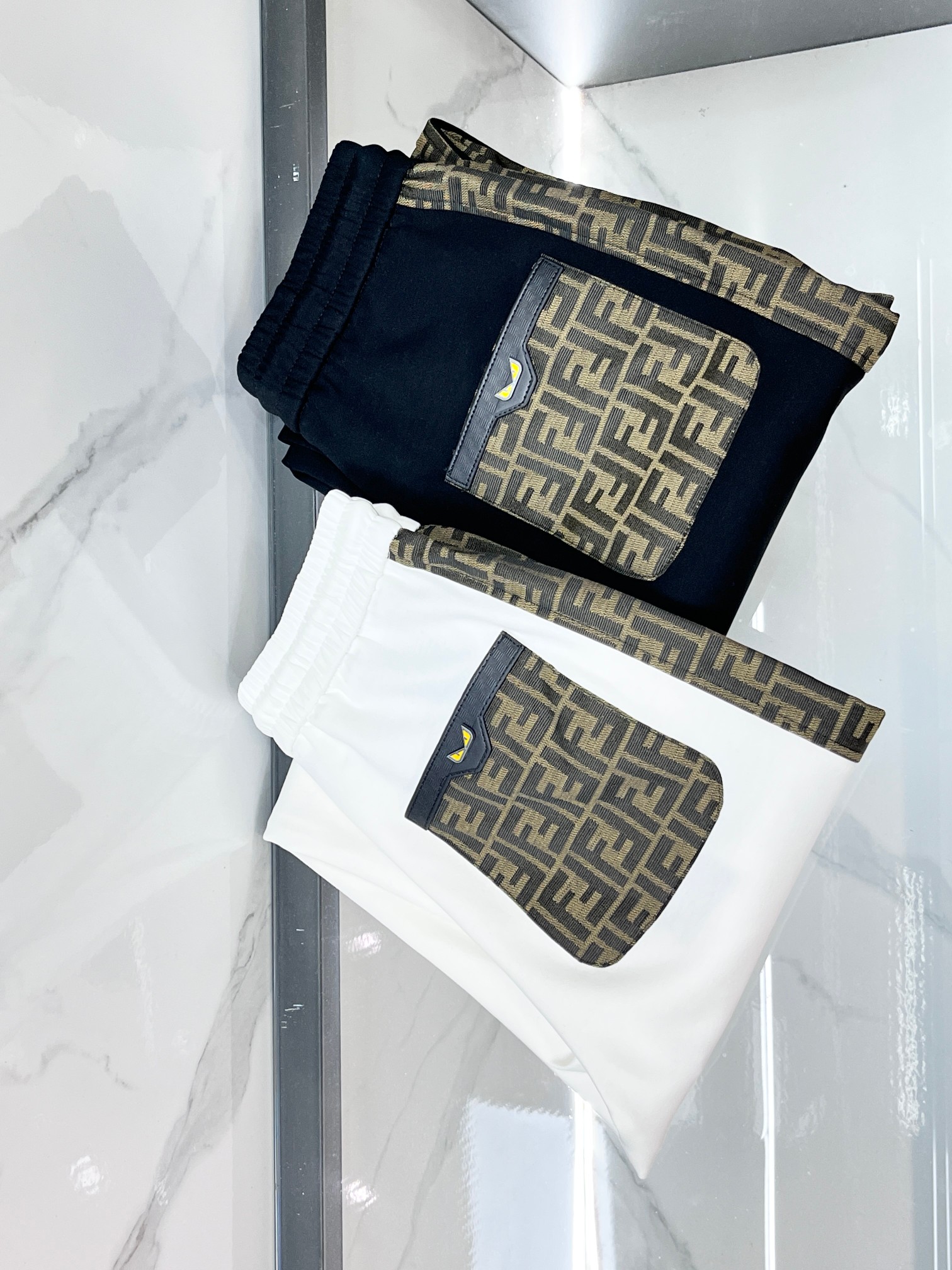 NO:835835,Fendi's new products are on the market simultaneously. High-quality fashionable casual pants made from original orders. Super versatile. Exclusively customized fabrics, with a delicate and soft feel, comfortable close-fitting, and a super stylish upper body! Original customized latest hardware accessories. Super beautiful shape, upper body and slender legs, impeccable inner lining and wiring, suitable for any occasion,………………………………………………………… SizeM-XXXL,,fendi,19860909芬迪 新品同步上市.原单订制高品质时尚休闲裤.超级百搭款.独家定制面料,手感细腻柔软,贴身舒适,上身超有型！原版定制最新五金辅料.超靓版型、上身显腿修长,內里,走线都无可挑剔,任何场合都可出席,…………………………………………………… SizeM-XXXL,,fendi,,Men's clothing