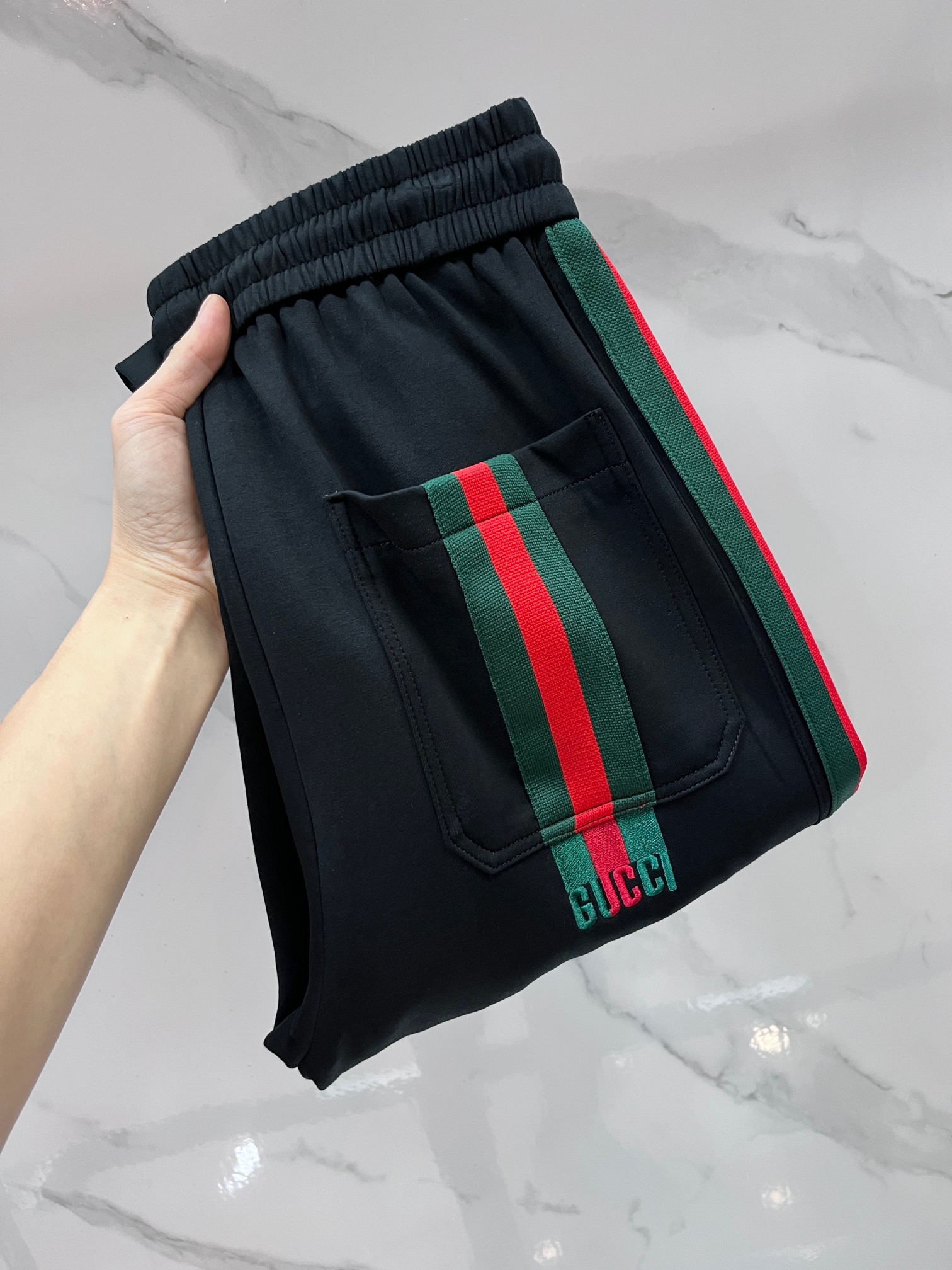 NO:875086,Gucci's new products are launched simultaneously. High-quality fashionable casual pants made from original orders. Super versatile. Exclusively customized fabrics, with a delicate and soft feel, comfortable fit, and a super stylish upper body! Original customized latest hardware accessories. Super beautiful shape, upper body and slender legs. The lining and wiring are impeccable. You can attend any occasion.…………………………………………………… SizeM-XXXL,,gucci,19860909Gucci 新品同步上市.原单订制高品质时尚休闲裤.超级百搭款.独家定制面料,手感细腻柔软,贴身舒适,上身超有型！原版定制最新五金辅料.超靓版型、上身显腿修长,內里,走线都无可挑剔,任何场合都可出席,…………………………………………………… SizeM-XXXL,,gucci,,Men's clothing