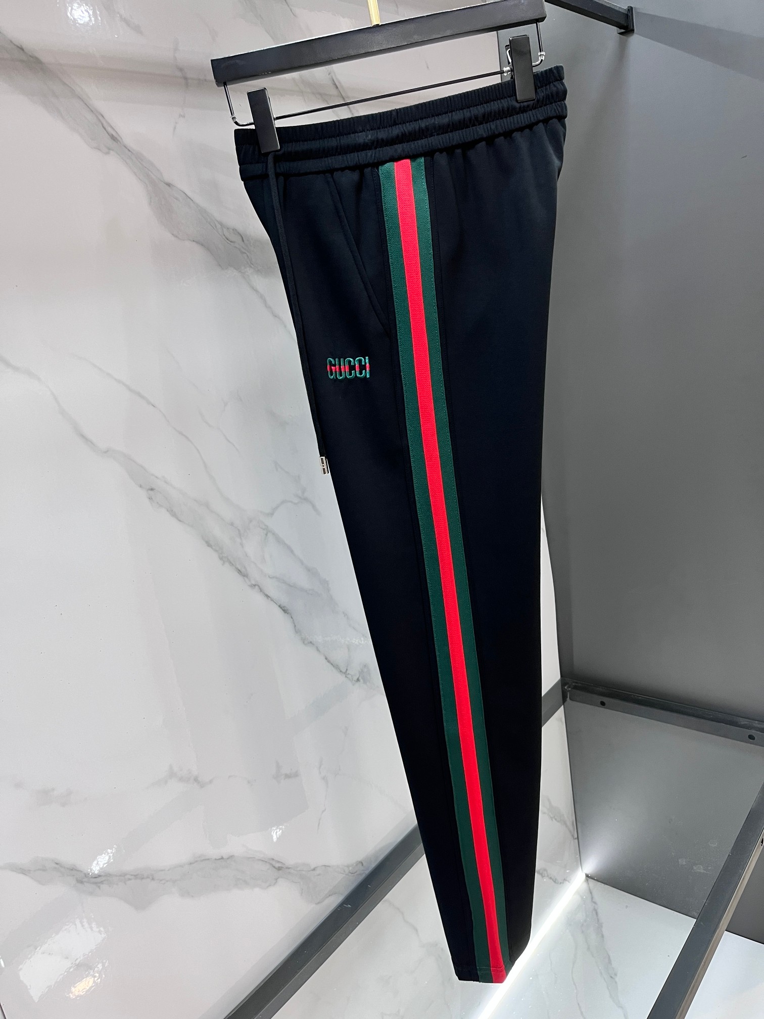 Gucci 新品同步上市。原单订制高品质时尚休闲裤。超级百搭款。独家定制面料，手感细腻柔软，贴身舒适，上