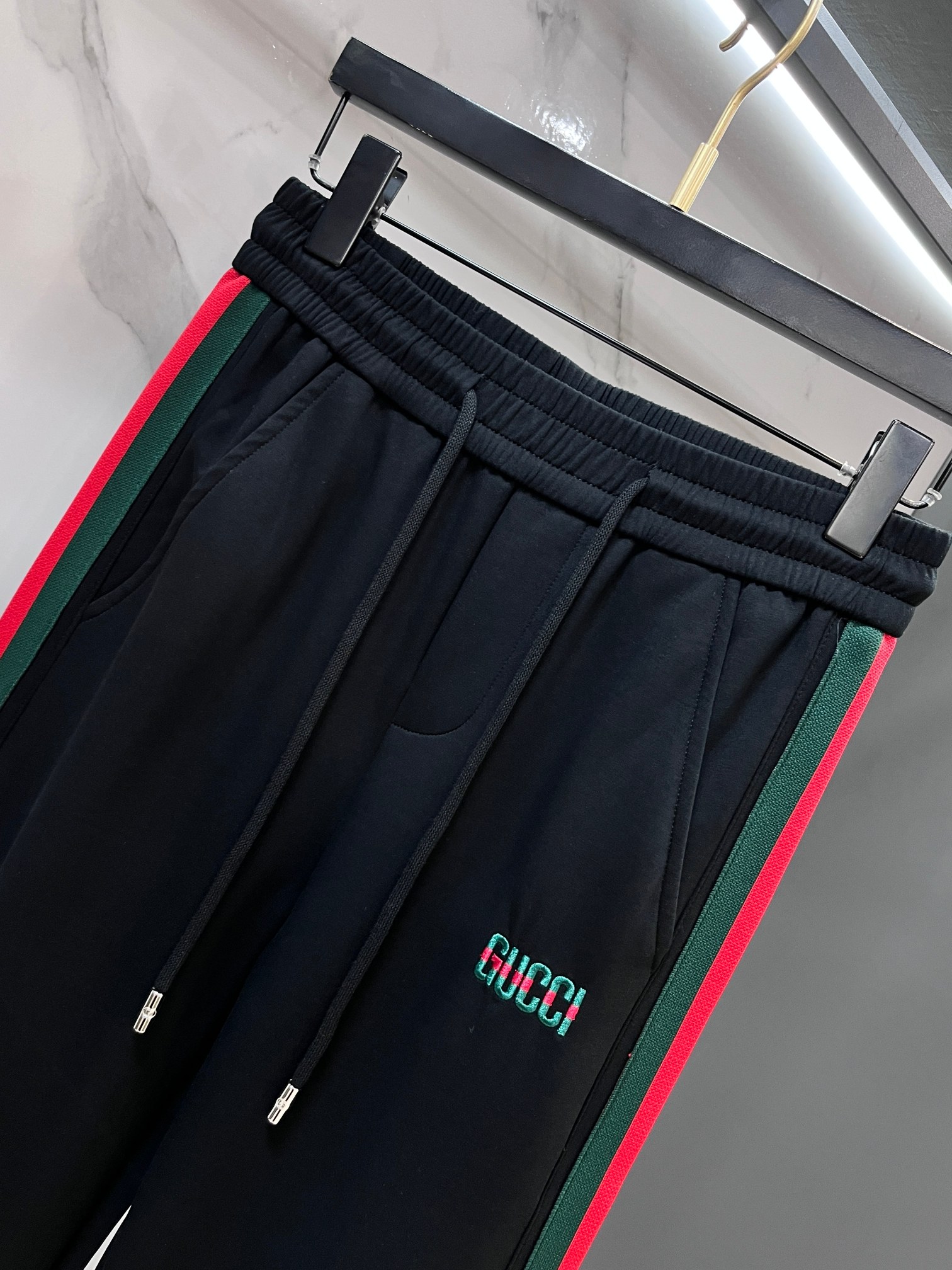 Gucci 新品同步上市。原单订制高品质时尚休闲裤。超级百搭款。独家定制面料，手感细腻柔软，贴身舒适，上
