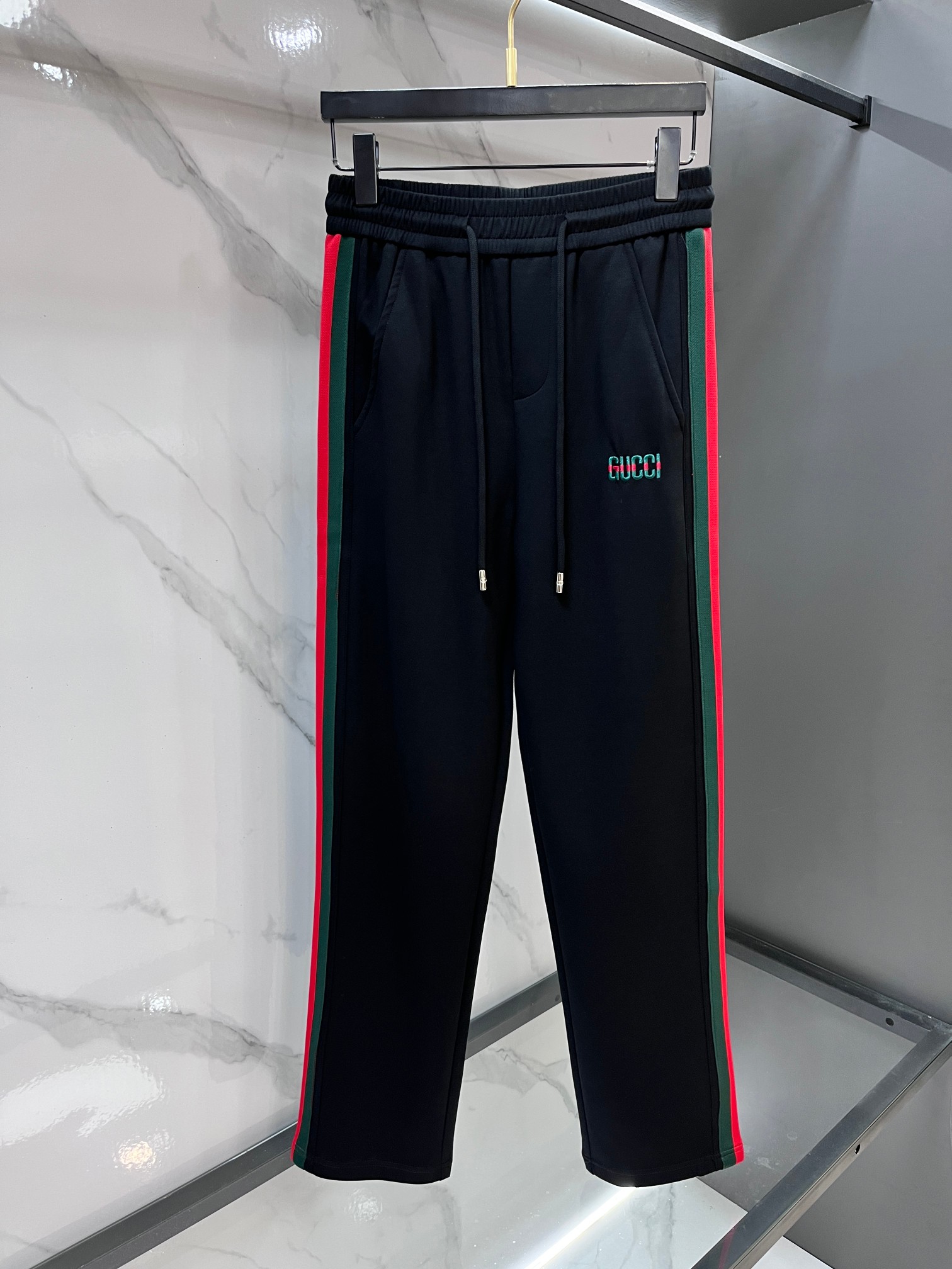 Gucci 新品同步上市。原单订制高品质时尚休闲裤。超级百搭款。独家定制面料，手感细腻柔软，贴身舒适，上