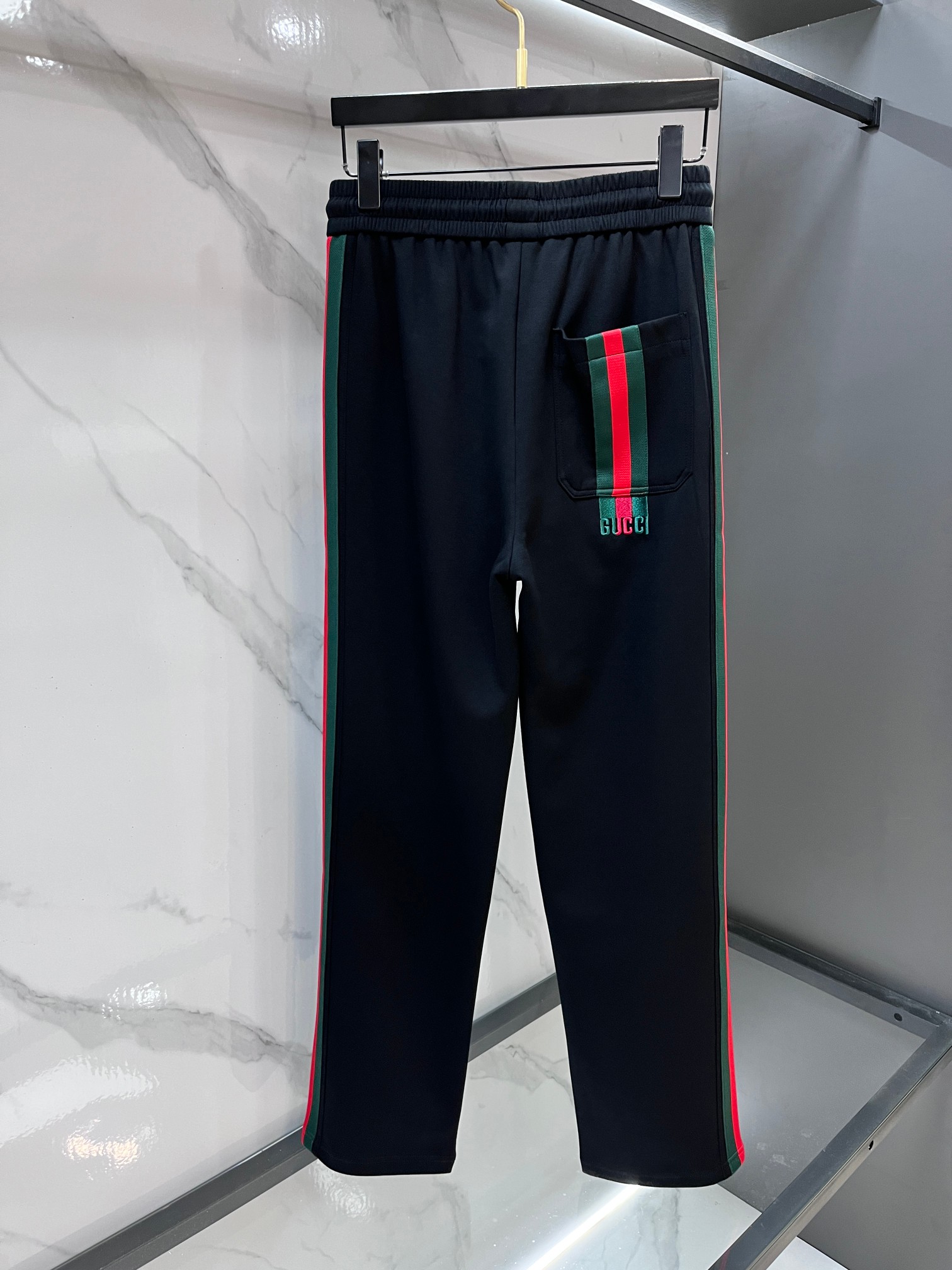 Gucci 新品同步上市。原单订制高品质时尚休闲裤。超级百搭款。独家定制面料，手感细腻柔软，贴身舒适，上
