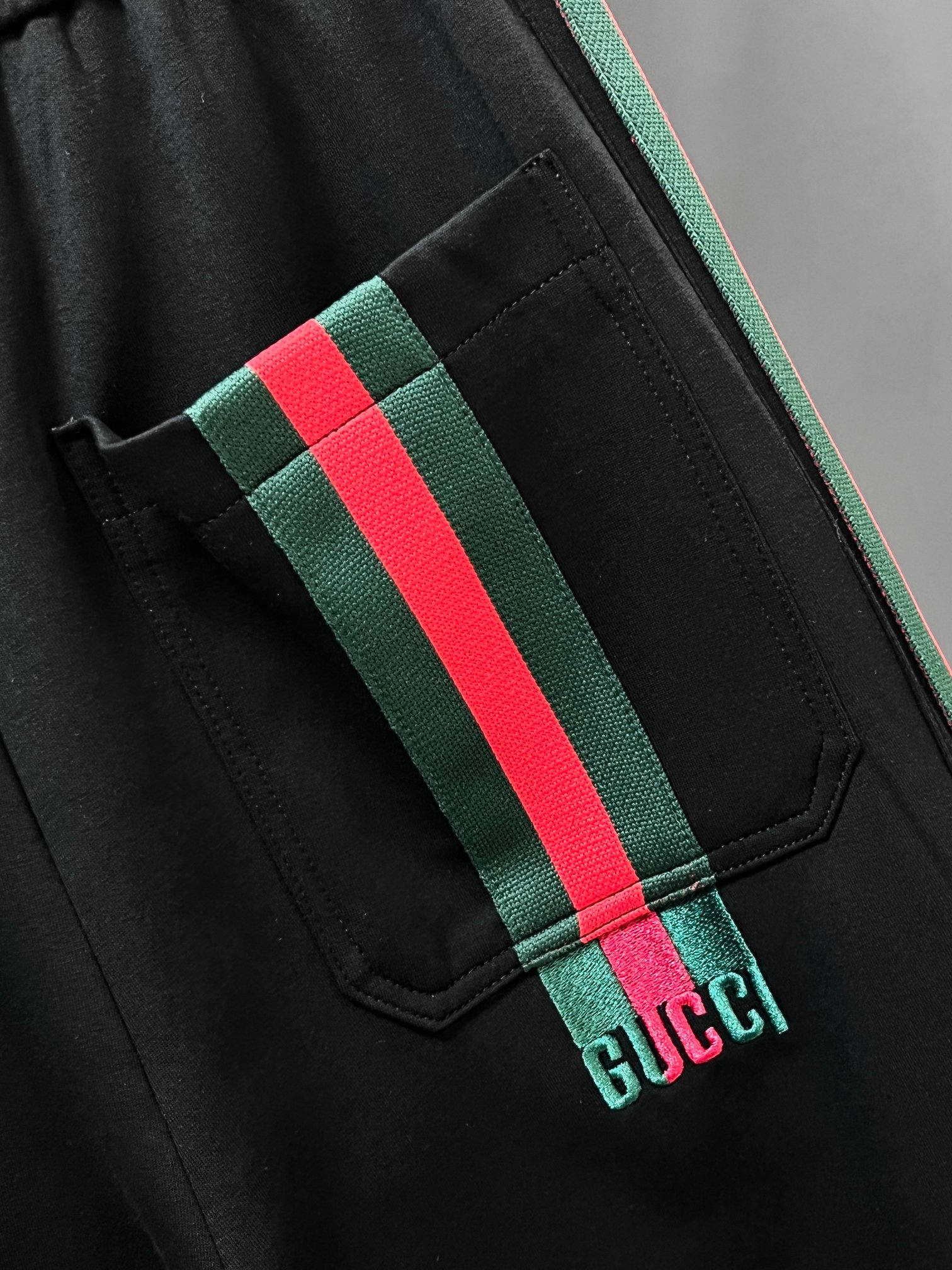 Gucci 新品同步上市。原单订制高品质时尚休闲裤。超级百搭款。独家定制面料，手感细腻柔软，贴身舒适，上