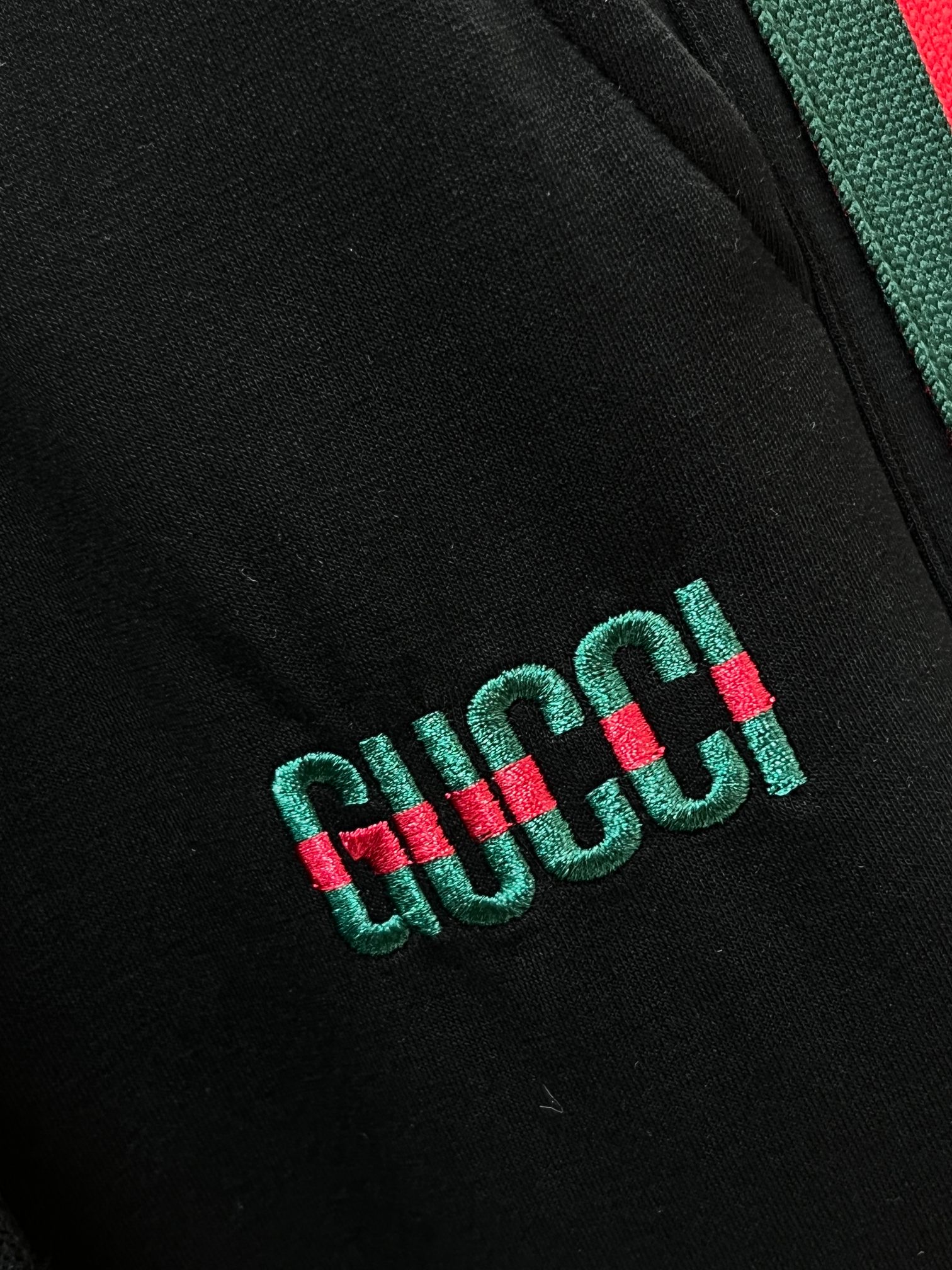 Gucci 新品同步上市。原单订制高品质时尚休闲裤。超级百搭款。独家定制面料，手感细腻柔软，贴身舒适，上