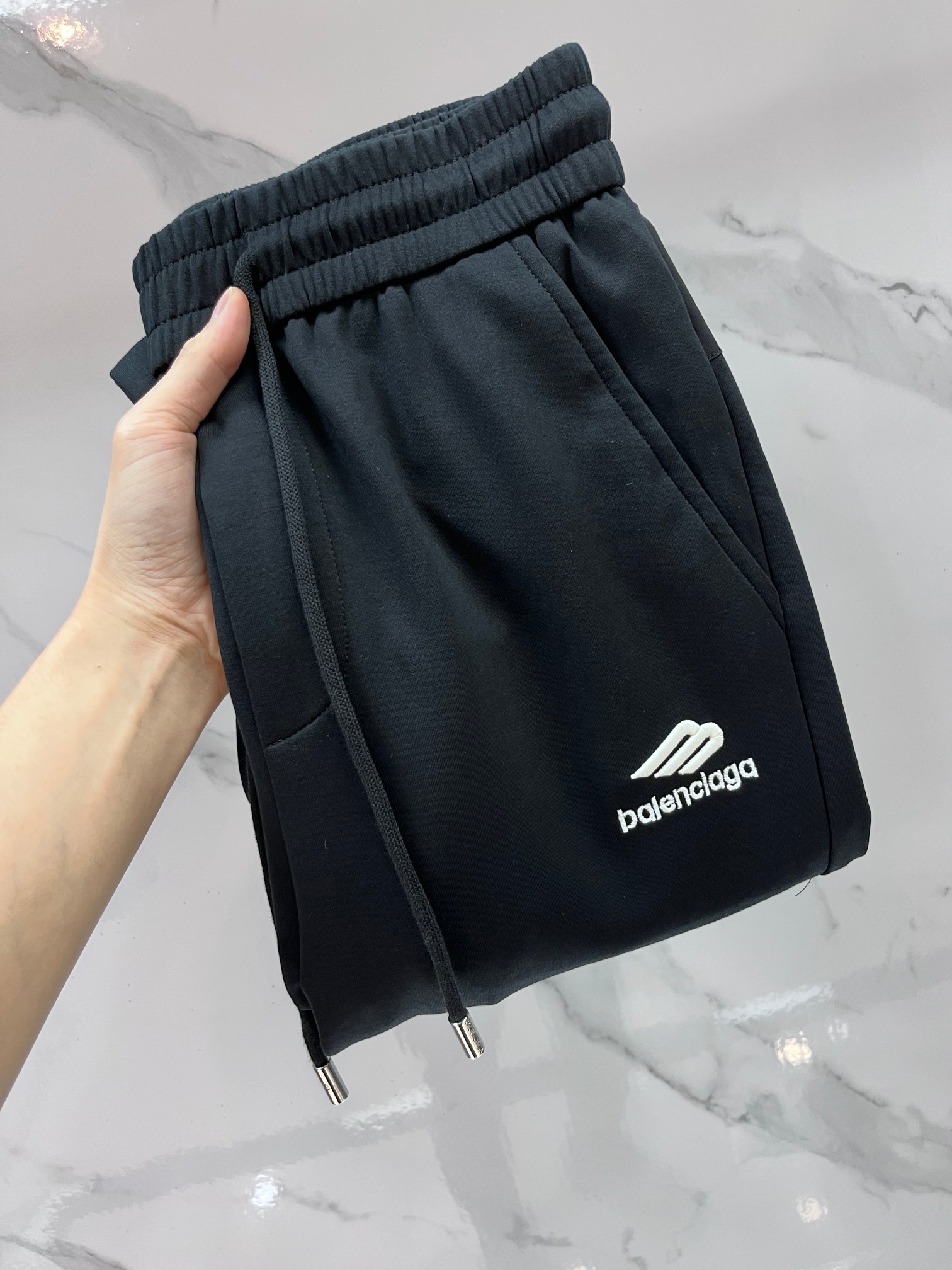 NO:855355,Balenciaga's new products are on the market at the same time. High-quality fashionable casual pants made from original orders. Super versatile. Exclusively customized fabrics, with a delicate and soft feel, comfortable close-fitting, and a super stylish upper body! Original customized latest hardware accessories. Super beautiful shape, upper body and slender legs, impeccable lining and wiring, suitable for any occasion,…………………………………………………… SizeM-XXXL,,balenciaga,19860909巴黎世家 新品同步上市.原单订制高品质时尚休闲裤.超级百搭款.独家定制面料,手感细腻柔软,贴身舒适,上身超有型！原版定制最新五金辅料.超靓版型、上身显腿修长,內里,走线都无可挑剔,任何场合都可出席,…………………………………………………… SizeM-XXXL,,balenciaga,,Men's clothing