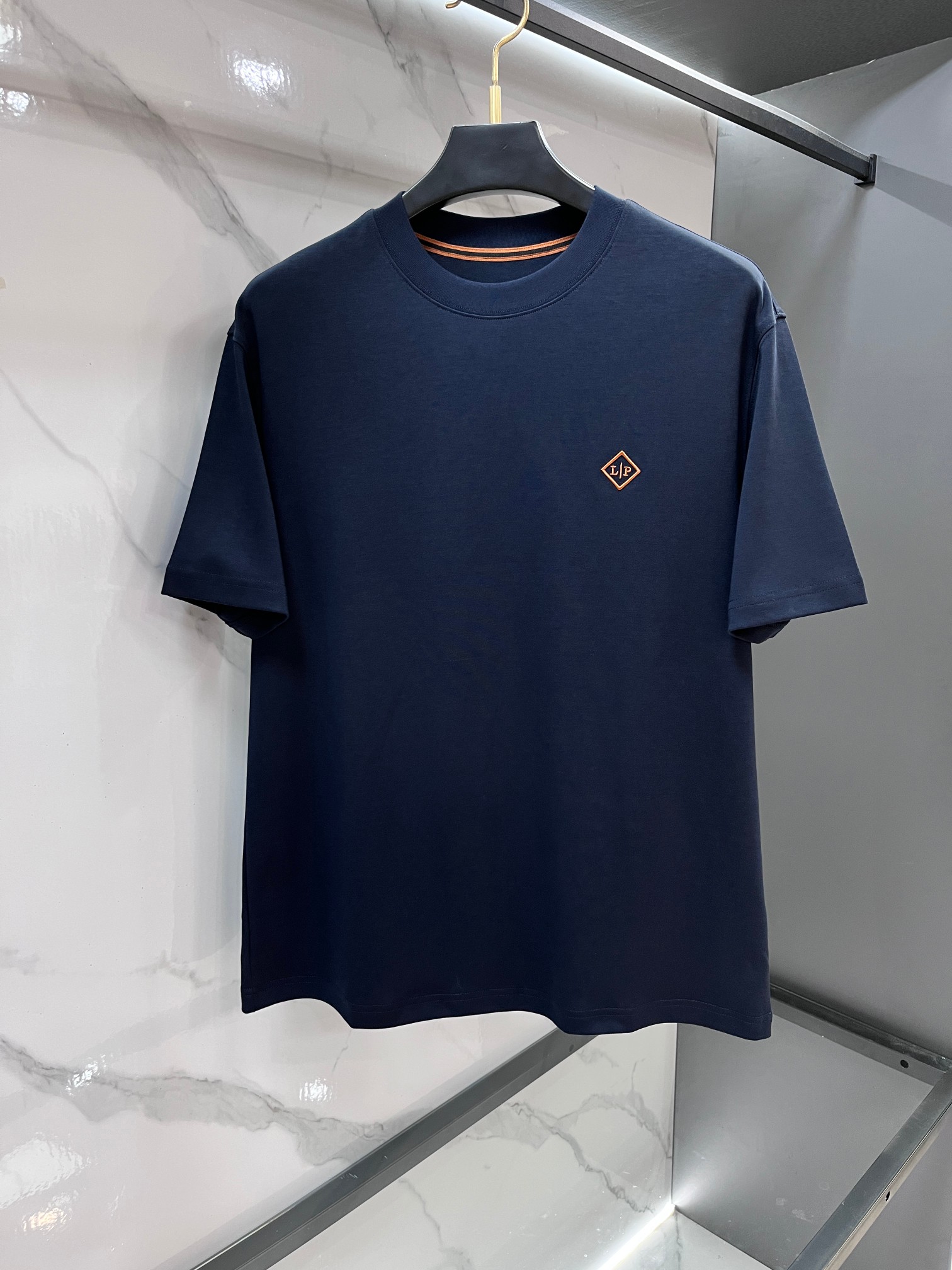 NO:835884,Lp embroidered micro-label short-sleeved T-shirt with a healing feel of 280g heavyweight pure cotton. The original board is customized with 32 double yarns of pure cotton. It is close to the skin and feels like being wrapped in clouds. The micro-label embroidered on the chest is carefully designed not to exaggerate the logo! The three-dimensional embroidered letters are densely embroidered, and the stitching is so exquisite that the texture can be seen clearly. Round neck + slightly loose version, the shoulder line falls naturally without blocking the neck, and the hem just covers the waist line. Multiple colors are available. Versatile style!  ……………………………………………………………… SizeM-XXXL,,loro piana,T-shirt,tees,t-shirt,19860909Lp 刺绣微标短袖T恤280g重磅纯棉的治愈手感,原板定制32支双纱纯棉, 贴肤穿像被云朵包裹,胸口刺绣微标的小心机不是浮夸大logo!密线立体绣的字母,针脚精致到能看清纹理,圆领+微宽松版型,肩线自然垂落不卡脖子,下摆刚好盖住腰线,多色系可选 百搭款！…………………………………………………… SizeM-XXXL,,loro piana,T-shirt,tees，t-shirt,,Men's clothing