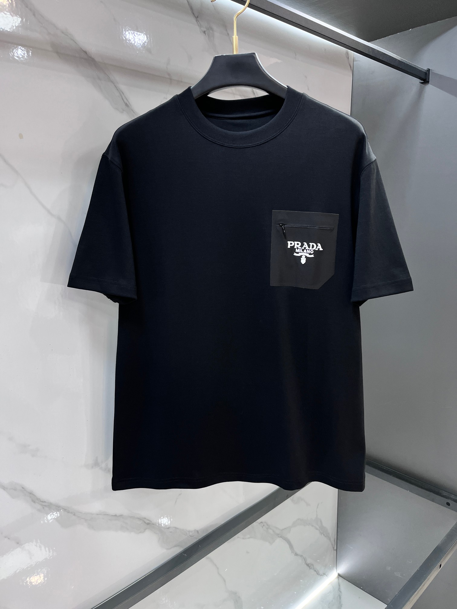 NO:835811,Prada embroidered micro-label short-sleeved T-shirt has a healing feel of 280g heavyweight pure cotton. The original board is customized with 32 double yarns of pure cotton. It is close to the skin and feels like being wrapped in clouds. The micro-label embroidered on the chest is careful not to exaggerate the logo! The three-dimensional embroidered letters are densely embroidered and the stitching is so delicate that the texture can be seen clearly. Round neck + slightly loose version. The shoulder line falls naturally and does not block the neck. The hem just covers the waist line. Multiple colors are available. Versatile style!  ……………………………………………………………… SizeM-XXXL,,prada,T-shirt,tees,t-shirt,19860909普拉达 刺绣微标短袖T恤280g重磅纯棉的治愈手感,原板定制32支双纱纯棉, 贴肤穿像被云朵包裹,胸口刺绣微标的小心机不是浮夸大logo!密线立体绣的字母,针脚精致到能看清纹理,圆领+微宽松版型,肩线自然垂落不卡脖子,下摆刚好盖住腰线,多色系可选 百搭款！…………………………………………………… SizeM-XXXL,,prada,T-shirt,tees，t-shirt,,Men's clothing