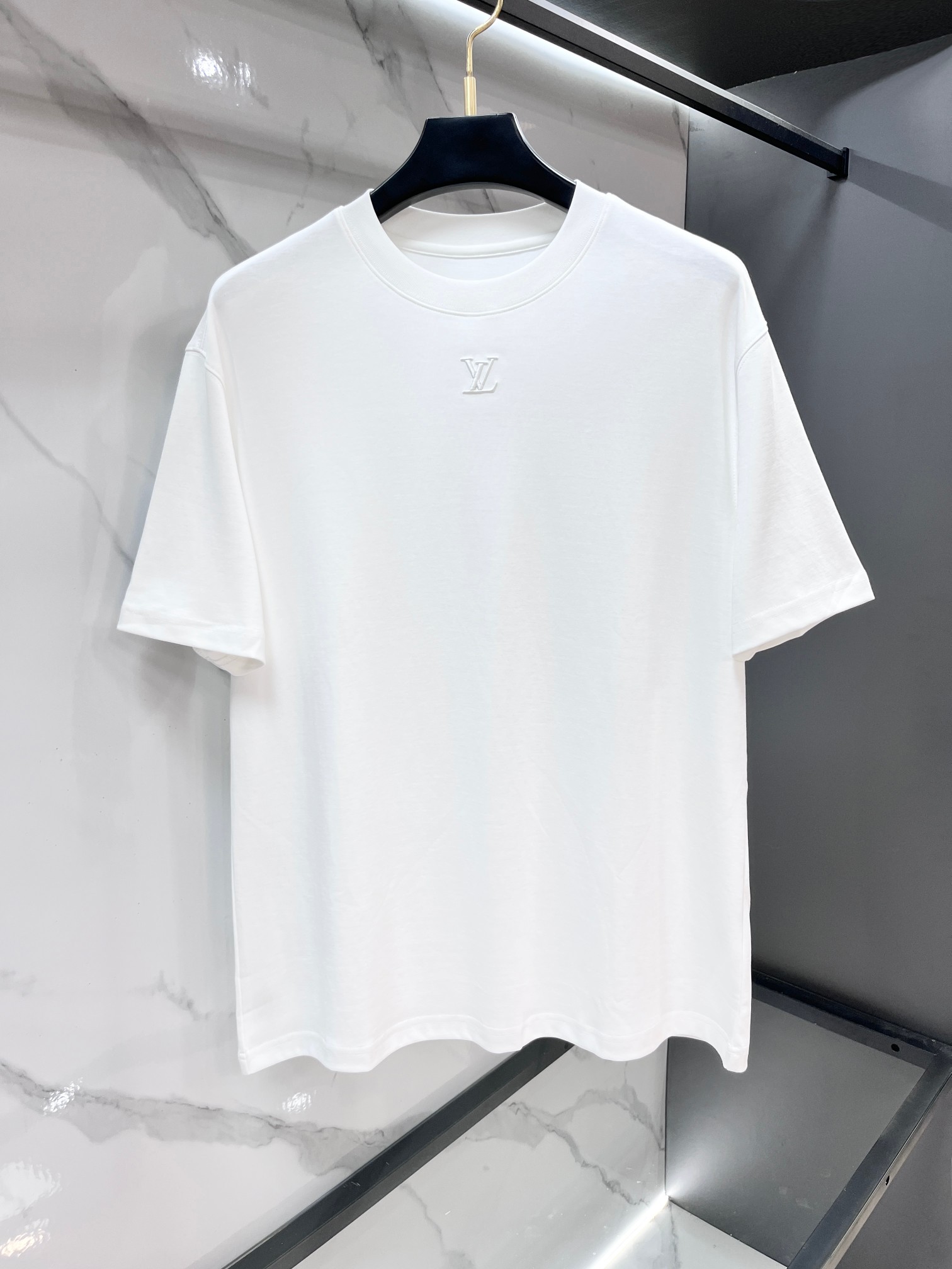 NO:839156,LV embroidered micro-label short-sleeved T-shirt has the healing feel of 280g heavyweight pure cotton. The original board is customized with 32 double yarns of pure cotton. It is close to the skin and feels like being wrapped in clouds. The micro-label embroidered on the chest is careful not to exaggerate the logo! The letters are densely embroidered with three-dimensional threads. The stitching is so delicate that the texture can be seen clearly. Round neck + slightly loose version. The shoulder line falls naturally and does not block the neck. The hem just covers the waist line. Multiple colors are available. Versatile style!  …………………………………………………… SizeM-XXXL,,louis vuitton,T-shirt,tees,t-shirt,19860909Lv 刺绣微标短袖T恤280g重磅纯棉的治愈手感,原板定制32支双纱纯棉, 贴肤穿像被云朵包裹,胸口刺绣微标的小心机不是浮夸大logo!密线立体绣的字母,针脚精致到能看清纹理,圆领+微宽松版型,肩线自然垂落不卡脖子,下摆刚好盖住腰线,多色系可选 百搭款！…………………………………………………… SizeM-XXXL,,louis vuitton,T-shirt,tees，t-shirt,,Men's clothing