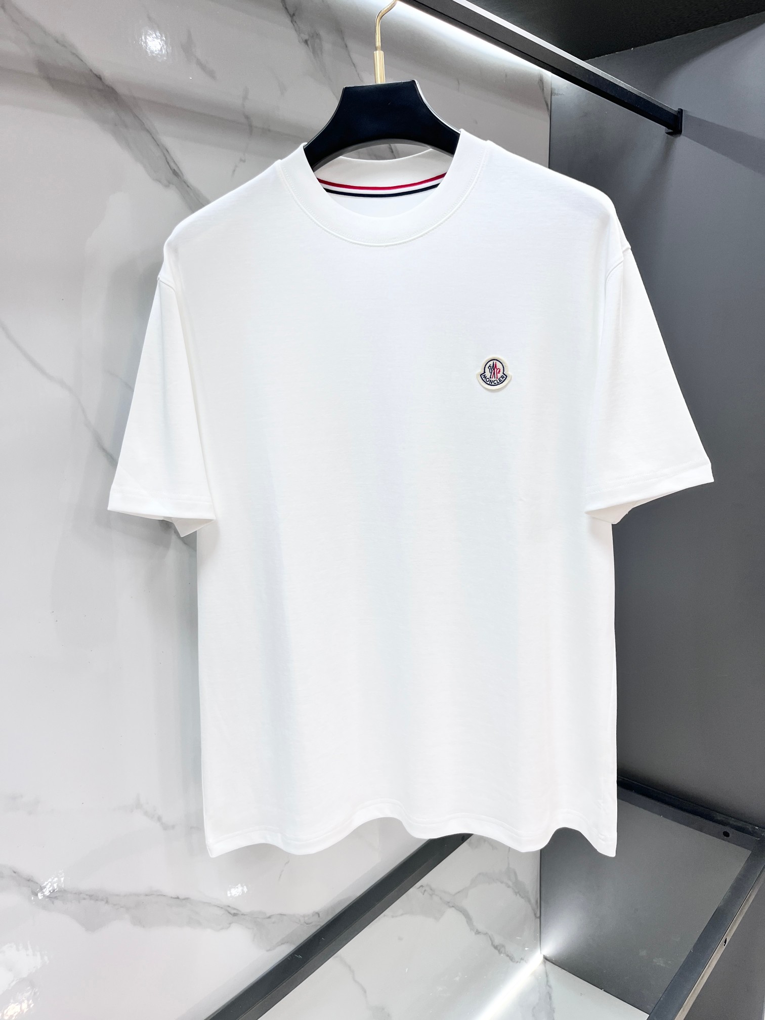 NO:839213,Mouth-mounted embroidered micro-label short-sleeved T-shirt with 280g heavyweight pure cotton and a healing feel. The original board is customized with 32-count pure cotton. It fits the skin as if it is wrapped in clouds. The micro-label embroidered on the chest is careful not to exaggerate the logo! The three-dimensional embroidered letters are densely embroidered, and the stitching is so delicate that the texture can be seen clearly. Round neck + slightly loose version. The shoulder line falls naturally and does not block the neck. The hem just covers the waist line. Multiple colors are available. Versatile style!  ……………………………………………………………… SizeM-XXXL,,Moncler,T-shirt,tees,t-shirt,19860909蒙口 刺绣微标短袖T恤280g重磅纯棉的治愈手感,原板定制32支双纱纯棉, 贴肤穿像被云朵包裹,胸口刺绣微标的小心机不是浮夸大logo!密线立体绣的字母,针脚精致到能看清纹理,圆领+微宽松版型,肩线自然垂落不卡脖子,下摆刚好盖住腰线,多色系可选 百搭款！…………………………………………………… SizeM-XXXL,,Moncler,T-shirt,tees，t-shirt,,Men's clothing