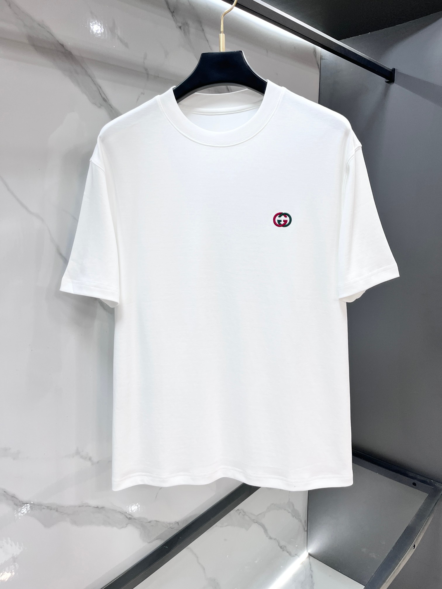 NO:846882,Gucci embroidered micro-label short-sleeved T-shirt 280g heavyweight pure cotton has a healing feel. The original board is customized with 32 double-yarn pure cotton. It is close to the skin and feels like being wrapped in clouds. The micro-label embroidered on the chest is careful not to exaggerate the logo! The three-dimensional embroidered letters are densely embroidered, and the stitching is so delicate that the texture can be seen clearly. Round neck + slightly loose version, the shoulder line falls naturally and does not block the neck, the hem just covers the waist line, multi-color options, versatile style!  ……………………………………………………………… SizeM-XXXL,,gucci,T-shirt,tees,t-shirt,19860909Gucci 刺绣微标短袖T恤280g重磅纯棉的治愈手感,原板定制32支双纱纯棉, 贴肤穿像被云朵包裹,胸口刺绣微标的小心机不是浮夸大logo!密线立体绣的字母,针脚精致到能看清纹理,圆领+微宽松版型,肩线自然垂落不卡脖子,下摆刚好盖住腰线,多色系可选 百搭款！…………………………………………………… SizeM-XXXL,,gucci,T-shirt,tees，t-shirt,,Men's clothing