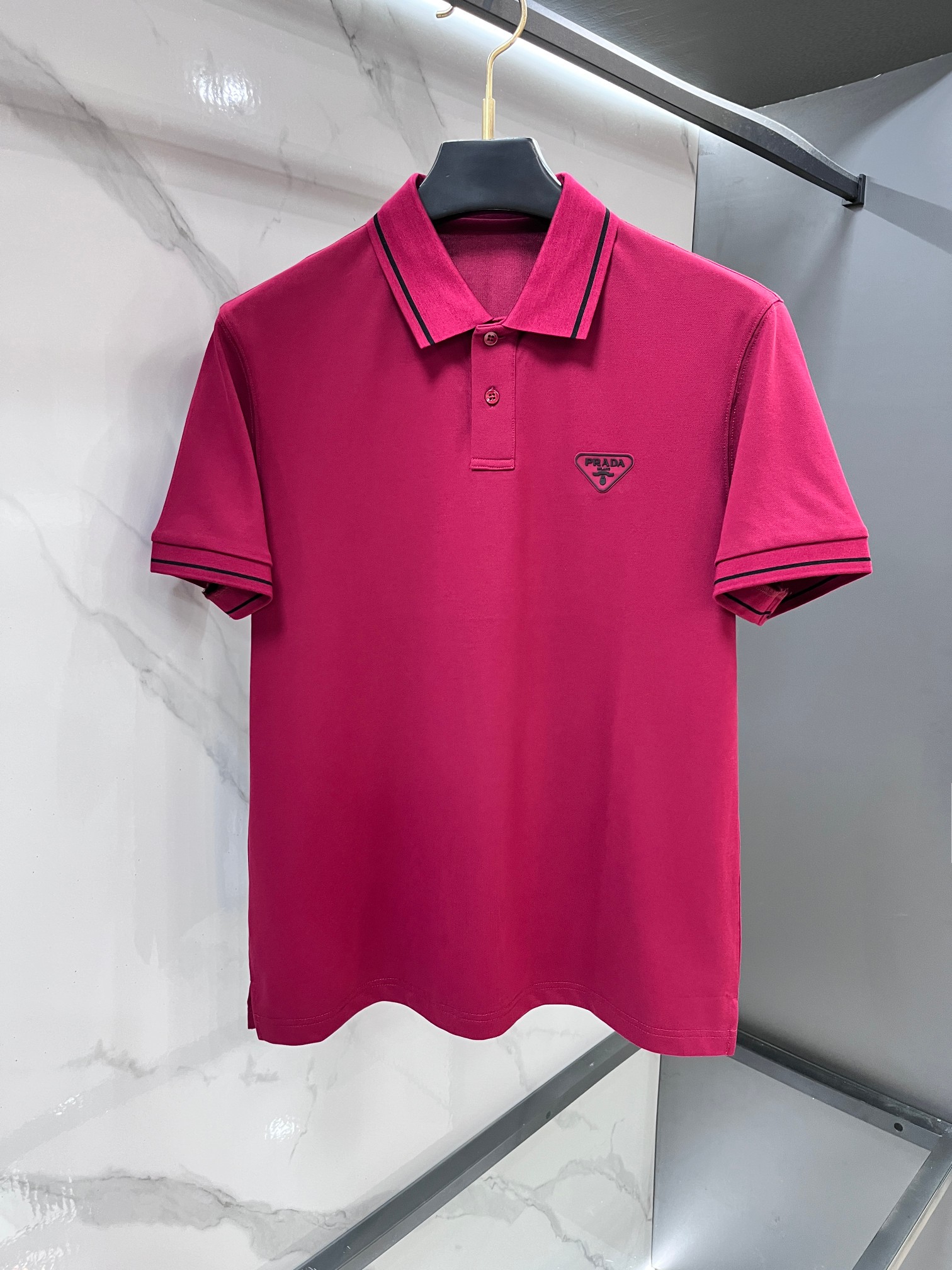 NO:839134,Prada 26ss early spring counter best-selling polo is original and customized. The fabric is made of wool pique cotton. It is light and breathable. The upper body is silky and comfortable. It is high-end, classic and versatile!  …………………………………………………… SizeM-XXXl,,prada,19860909普拉达 26ss早春专柜热销款polo 原版定制 面料选用羊毛珠地棉 轻薄透气 上身丝滑舒适 高端大气经典百搭！…………………………………………………… SizeM-XXXl,,prada,,Men's clothing