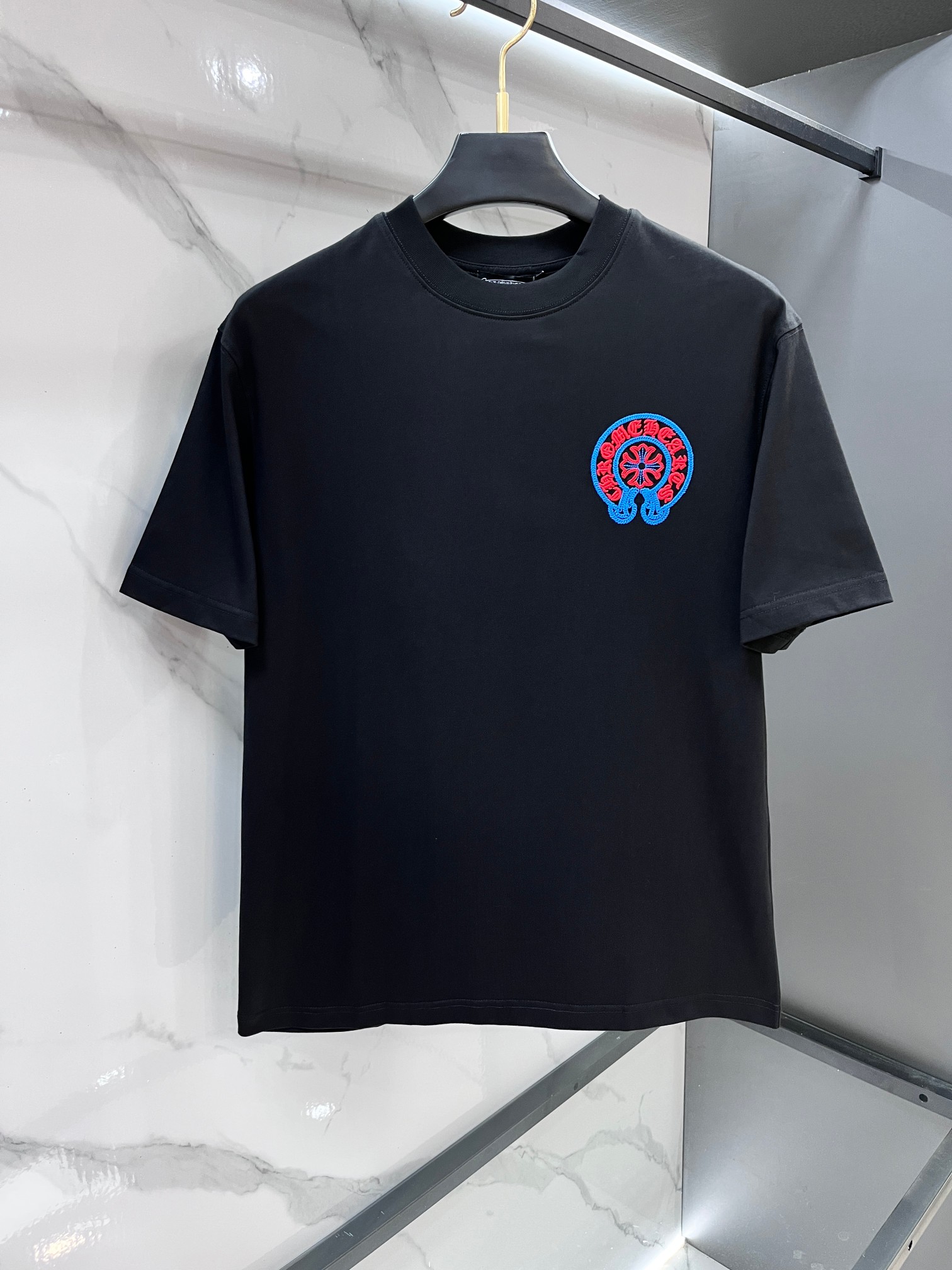NO:835900,Kroxin Same style as the official website Same style as the official website Same style as the official website Highly recommended!  2026ss new summer clothing products are on sale at counters. The latest series of graphic logo short-sleeved T-shirts are a must-have for everyone!  Imported top-quality combed cotton fabric, extremely skin-friendly and comfortable. It feels very delicate and has a good texture, which perfectly reflects the three-dimensional effect. It is in line with the brand's consistent design style. Overall, it is a very good product. It is fashionable and versatile!  …………………………………………………… SizeM-XXXl,,chrome hearts,T-shirt,tees,t-shirt,19860909克罗心 官网同款 官网同款 官网同款重磅推荐！2026ss夏装新品 专柜在售 最新系列图案logo短袖T恤 必须人手一件的节奏！进口顶极精梳棉面料,极为亲肤舒适 摸上去非常的细腻,质感很好,完美体现立体感 符合品牌一贯设计风格,整体非常不错的一款,时尚百搭！ …………………………………………………… SizeM-XXXl,,chrome hearts,T-shirt,tees，t-shirt,,Men's clothing