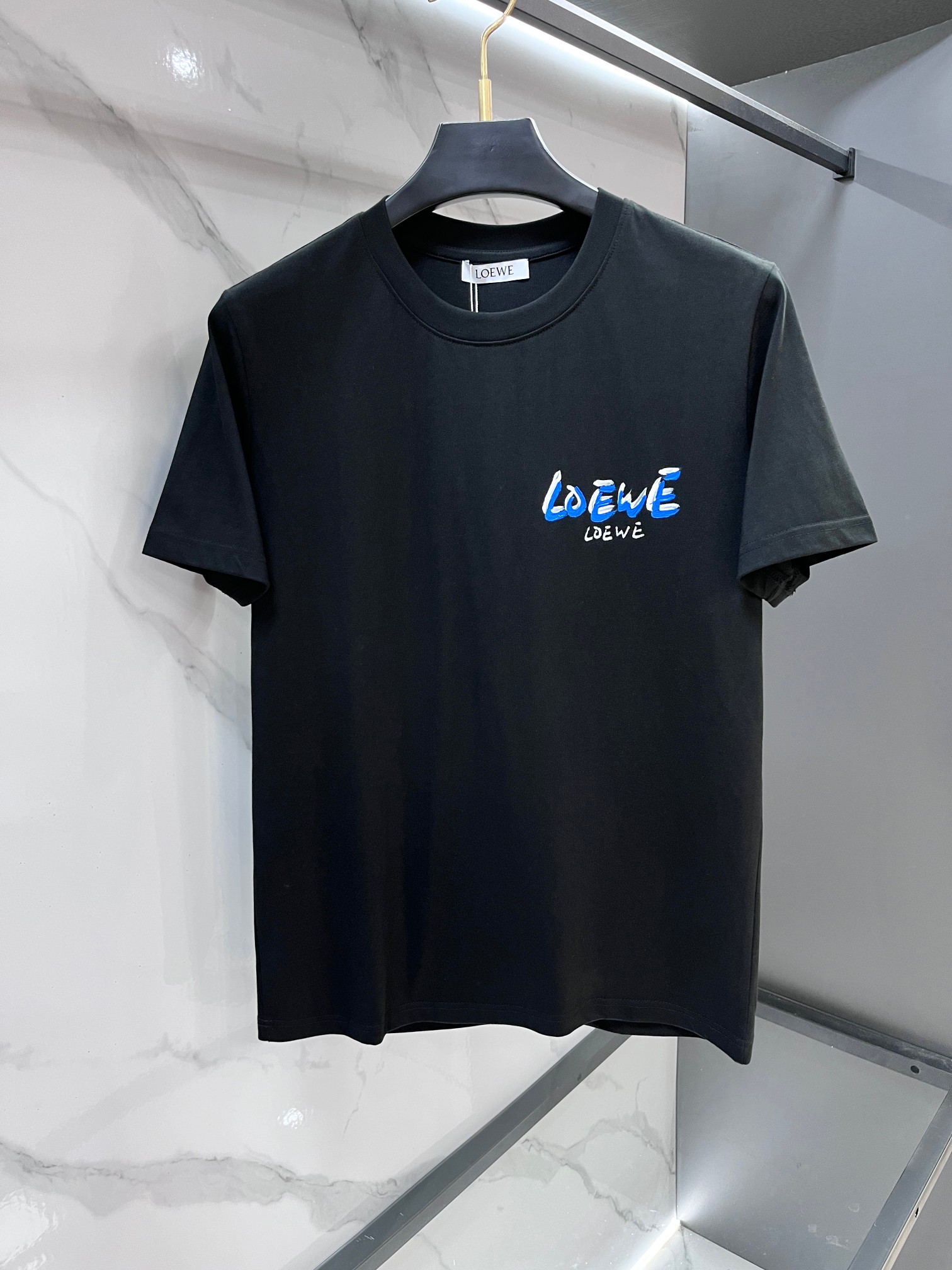 NO:839142,Luo Yiwei The same style as the official website The same style as the official website The same style as the official website Highly recommended!  2026ss new summer clothing products are on sale at counters. The latest series of graphic logo short-sleeved T-shirts are a must-have for everyone!  Imported top-quality combed cotton fabric, extremely skin-friendly and comfortable. It feels very delicate and has a good texture, which perfectly reflects the three-dimensional effect. It is in line with the brand's consistent design style. Overall, it is a very good product. It is fashionable and versatile!  …………………………………………………… SizeM-XXXl,,loewe,T-shirt,tees,t-shirt,19860909罗意威 官网同款 官网同款 官网同款重磅推荐！2026ss夏装新品 专柜在售 最新系列图案logo短袖T恤 必须人手一件的节奏！进口顶极精梳棉面料,极为亲肤舒适 摸上去非常的细腻,质感很好,完美体现立体感 符合品牌一贯设计风格,整体非常不错的一款,时尚百搭！ …………………………………………………… SizeM-XXXl,,loewe,T-shirt,tees，t-shirt,,Men's clothing