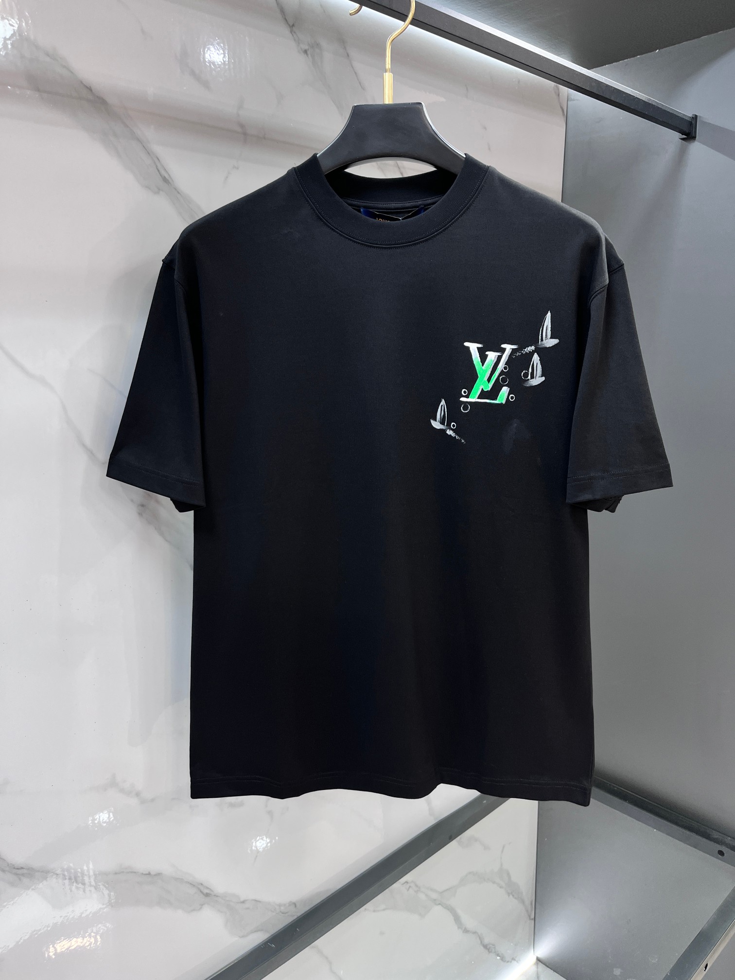 NO:839146,Lv The same style as the official website. The same style as the official website. The same style as the official website. Highly recommended!  2026ss new summer clothing products are on sale at counters. The latest series of graphic logo short-sleeved T-shirts are a must-have for everyone!  Imported top-quality combed cotton fabric, extremely skin-friendly and comfortable. It feels very delicate and has a good texture, which perfectly reflects the three-dimensional effect. It is in line with the brand's consistent design style. Overall, it is a very good product. It is fashionable and versatile!  …………………………………………………… SizeM-XXXl,,louis vuitton,T-shirt,tees,t-shirt,19860909Lv 官网同款 官网同款 官网同款重磅推荐！2026ss夏装新品 专柜在售 最新系列图案logo短袖T恤 必须人手一件的节奏！进口顶极精梳棉面料,极为亲肤舒适 摸上去非常的细腻,质感很好,完美体现立体感 符合品牌一贯设计风格,整体非常不错的一款,时尚百搭！ …………………………………………………… SizeM-XXXl,,louis vuitton,T-shirt,tees，t-shirt,,Men's clothing