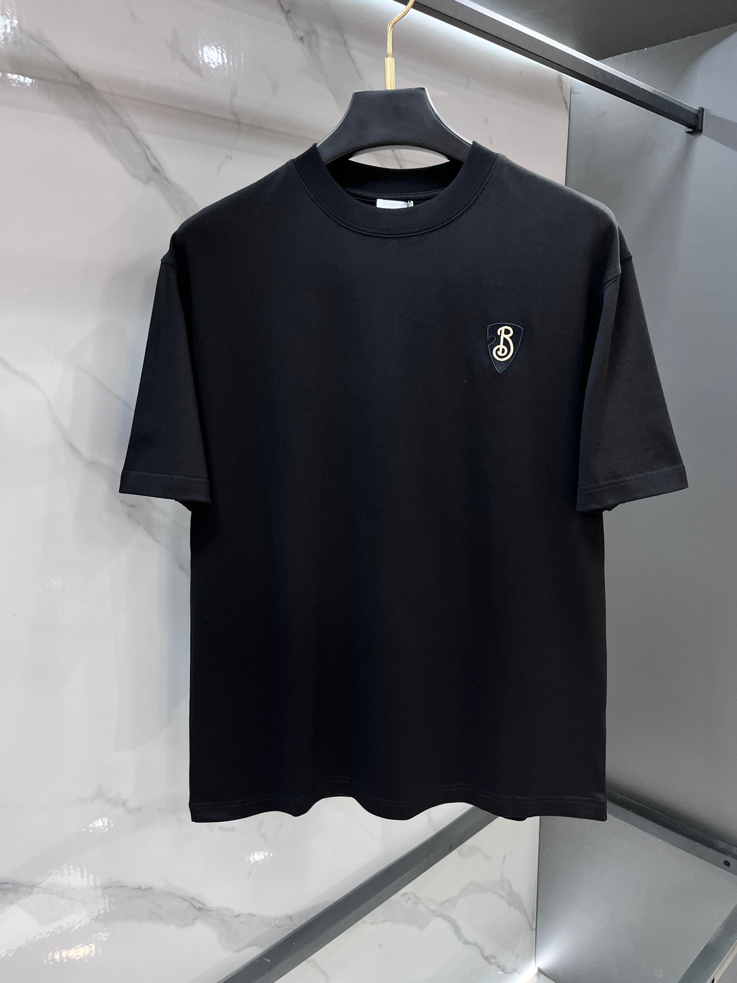 NO:835904,Burberry Official Website Same Style Official Website Same Style Official Website Same Style Highly Recommended!  2026ss new summer clothing products are on sale at counters. The latest series of graphic logo short-sleeved T-shirts are a must-have for everyone!  Imported top-quality combed cotton fabric, extremely skin-friendly and comfortable. It feels very delicate and has a good texture, which perfectly reflects the three-dimensional effect. It is in line with the brand's consistent design style. Overall, it is a very good product. It is fashionable and versatile!  ……………………………………………………………… SizeM-XXXl,,burberry,T-shirt,tees,t-shirt,19860909巴宝莉 官网同款 官网同款 官网同款重磅推荐！2026ss夏装新品 专柜在售 最新系列图案logo短袖T恤 必须人手一件的节奏！进口顶极精梳棉面料,极为亲肤舒适 摸上去非常的细腻,质感很好,完美体现立体感 符合品牌一贯设计风格,整体非常不错的一款,时尚百搭！ …………………………………………………… SizeM-XXXl,,burberry,T-shirt,tees，t-shirt,,Men's clothing