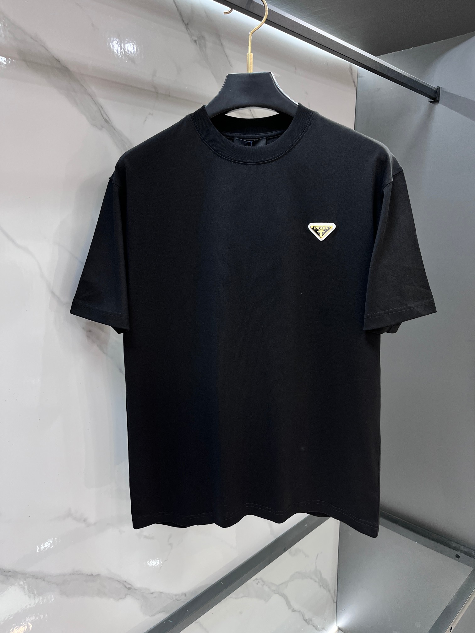 NO:846885,The same model from Prada’s official website is highly recommended!  2026ss new summer clothing products are on sale at counters. The latest series of graphic logo short-sleeved T-shirts are a must-have for everyone!  Imported top-quality combed cotton fabric, extremely skin-friendly and comfortable. It feels very delicate and has a good texture, which perfectly reflects the three-dimensional effect. It is in line with the brand's consistent design style. Overall, it is a very good product. It is fashionable and versatile!  …………………………………………………… SizeM-XXXl,,prada,T-shirt,tees,t-shirt,19860909普拉达 官网同款重磅推荐！2026ss夏装新品 专柜在售 最新系列图案logo短袖T恤 必须人手一件的节奏！进口顶极精梳棉面料,极为亲肤舒适 摸上去非常的细腻,质感很好,完美体现立体感 符合品牌一贯设计风格,整体非常不错的一款,时尚百搭！ …………………………………………………… SizeM-XXXl,,prada,T-shirt,tees，t-shirt,,Men's clothing