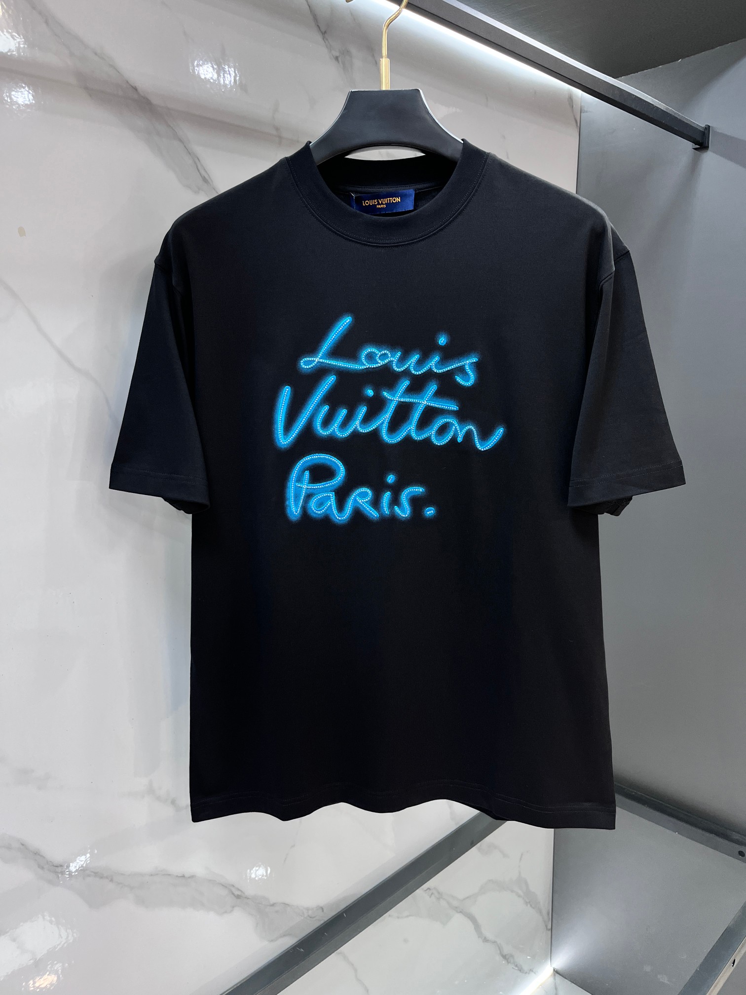 NO:839195,The same model from Lv official website is highly recommended!  2026ss new summer clothing products are on sale at counters. The latest series of graphic logo short-sleeved T-shirts are a must-have for everyone!  Imported top-quality combed cotton fabric, extremely skin-friendly and comfortable. It feels very delicate and has a good texture, which perfectly reflects the three-dimensional effect. It is in line with the brand's consistent design style. Overall, it is a very good product. It is fashionable and versatile!  …………………………………………………… SizeM-XXXl,,louis vuitton,T-shirt,tees,t-shirt,19860909Lv 官网同款重磅推荐！2026ss夏装新品 专柜在售 最新系列图案logo短袖T恤 必须人手一件的节奏！进口顶极精梳棉面料,极为亲肤舒适 摸上去非常的细腻,质感很好,完美体现立体感 符合品牌一贯设计风格,整体非常不错的一款,时尚百搭！ …………………………………………………… SizeM-XXXl,,louis vuitton,T-shirt,tees，t-shirt,,Men's clothing