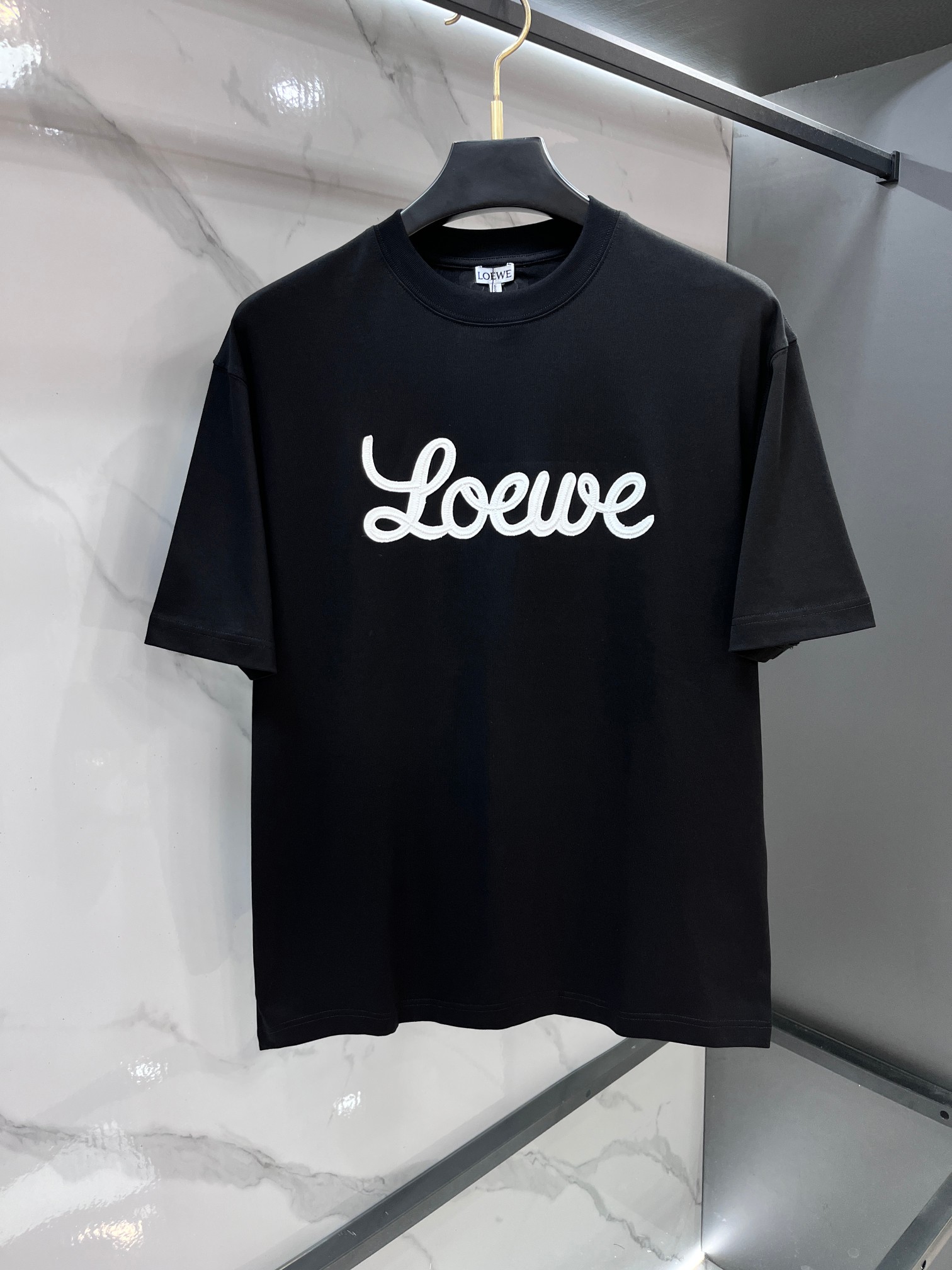 NO:837321,Loewe’s official website recommends the same style!  2026ss new summer clothing products are on sale at counters. The latest series of graphic logo short-sleeved T-shirts are a must-have for everyone!  Imported top-quality combed cotton fabric, extremely skin-friendly and comfortable. It feels very delicate and has a good texture, which perfectly reflects the three-dimensional effect. It is in line with the brand's consistent design style. Overall, it is a very good product. It is fashionable and versatile!  …………………………………………………… SizeM-XXXl,,loewe,T-shirt,tees,t-shirt,19860909罗意威 官网同款重磅推荐！2026ss夏装新品 专柜在售 最新系列图案logo短袖T恤 必须人手一件的节奏！进口顶极精梳棉面料,极为亲肤舒适 摸上去非常的细腻,质感很好,完美体现立体感 符合品牌一贯设计风格,整体非常不错的一款,时尚百搭！ …………………………………………………… SizeM-XXXl,,loewe,T-shirt,tees，t-shirt,,Men's clothing