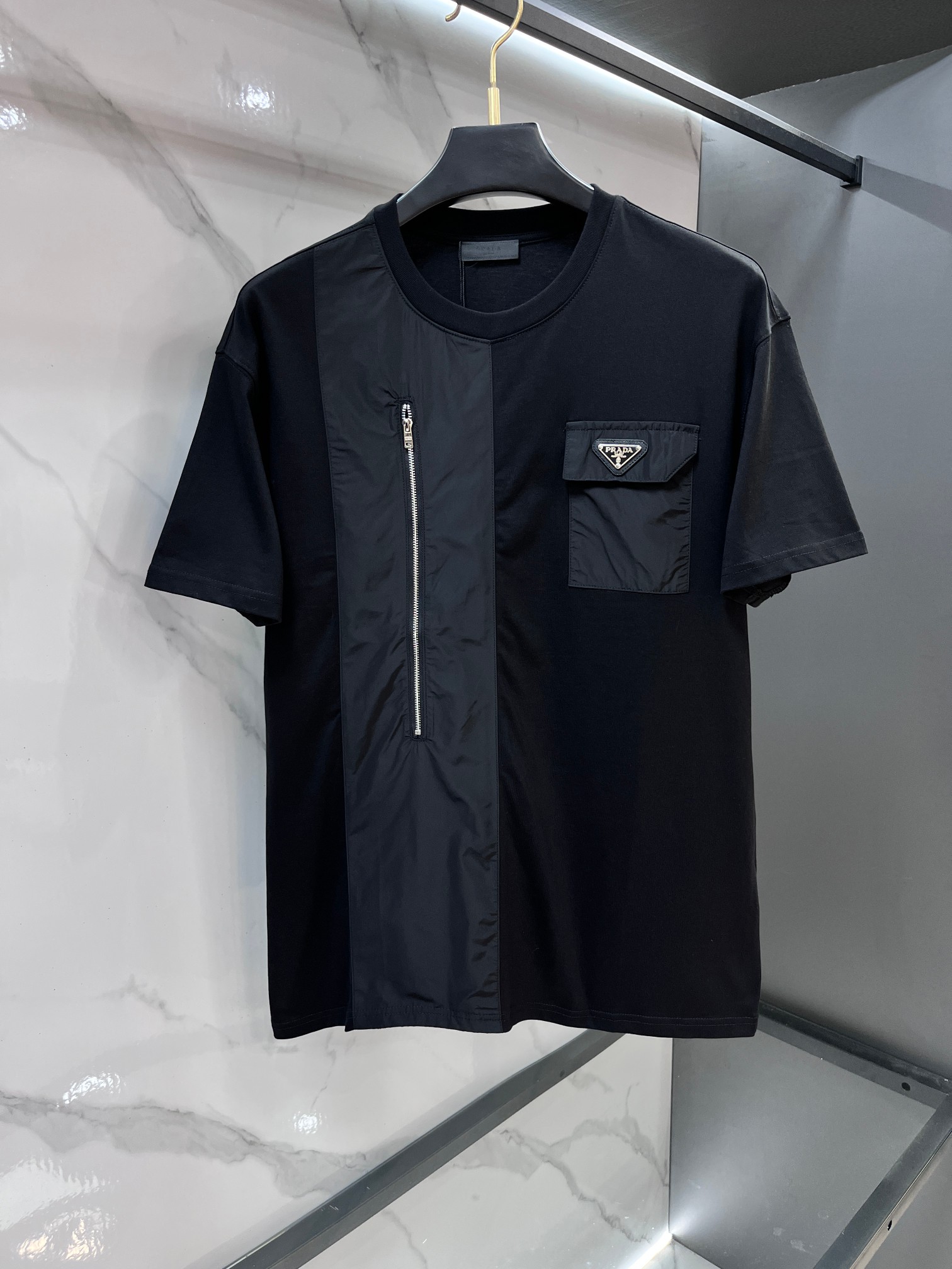 NO:835888,The same model from Prada’s official website is highly recommended!  2026ss new summer clothing products are on sale at counters. The latest series of graphic logo short-sleeved T-shirts are a must-have for everyone!  Imported top-quality combed cotton fabric, extremely skin-friendly and comfortable. It feels very delicate and has a good texture, which perfectly reflects the three-dimensional effect. It is in line with the brand's consistent design style. Overall, it is a very good product. It is fashionable and versatile!  …………………………………………………… SizeM-XXXl,,prada,T-shirt,tees,t-shirt,19860909普拉达 官网同款重磅推荐！2026ss夏装新品 专柜在售 最新系列图案logo短袖T恤 必须人手一件的节奏！进口顶极精梳棉面料,极为亲肤舒适 摸上去非常的细腻,质感很好,完美体现立体感 符合品牌一贯设计风格,整体非常不错的一款,时尚百搭！ …………………………………………………… SizeM-XXXl,,prada,T-shirt,tees，t-shirt,,Men's clothing