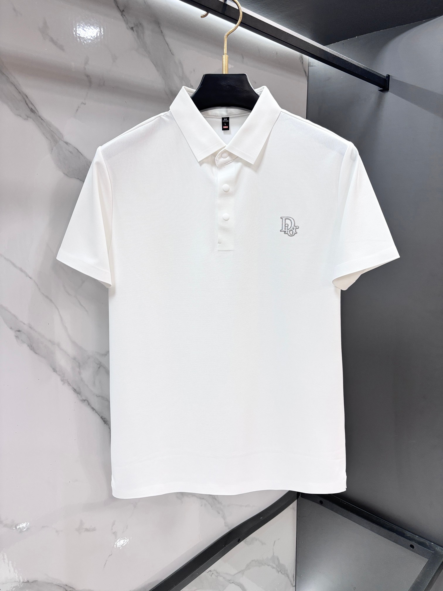 NO:839225,迪奥 2026ss夏季新品,男士免烫抗速干商务短袖POLO衫,贸易公司渠道稀出,领先GW发售！  Summer show item, unique texture!  The fabric is silky and shiny, no-iron, anti-wrinkle and full of drape. No matter how you ravage it, it will remain as smooth as ever!  The fabric is made from custom-made imported polyester fiber fabrics. The fabric is wrinkle-resistant, lightweight and easy to care for. It feels light, silky and delicate. It has excellent breathability, moisture absorption and quick-drying properties. The upper body has a cooling effect. It is definitely the best choice for your summer wardrobe. If you get the actual product, you will definitely have an endless desire to repurchase!  The exquisite and smooth hemming and routing technology can withstand the harsh scrutiny and severe test of the masses. The first-class tailoring with basic fit makes the upper body three-dimensional and tall, handsome and charming!  ……………………………………………………………… SizeM-XXXXl,,dior,T-shirt,19860909迪奥 2026ss夏季新品,男士免烫抗速干商务短袖POLO衫,贸易公司渠道稀出,领先GW发售！夏季秀款单品,独特纹理！面料丝滑冰感有光泽,免烫抗皱垂感十足,不论你如何蹂躏都会顺滑如初！ 面料精选客供定制进口聚酯纤维面料制成,面料抗皱轻盈好打理,手感轻薄丝滑细腻,拥有着极佳的透气吸湿速干性能,上身自带降温功效,绝对是夏日衣橱中不二之选,实物到手绝对会让你有无限回购的渴望！精湛平顺的包边走线工艺,经得起群众苛刻的目光审视及严峻考验,基础合体的一流版型裁剪,上身立体挺拔,帅气迷人！…………………………………………………… SizeM-XXXXl,,dior,T-shirt,,Men's clothing