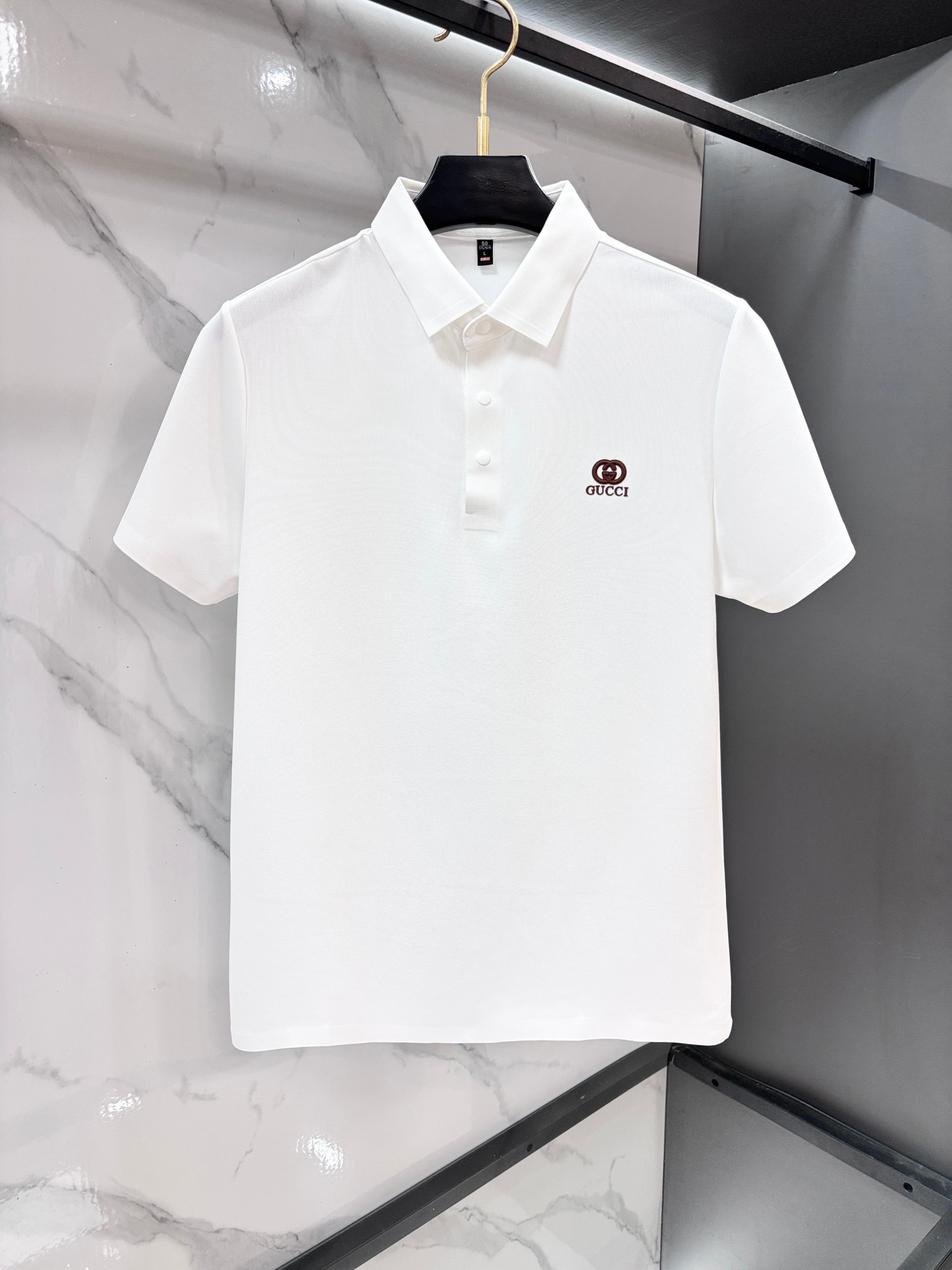 NO:855335,Gucci 2026ss new summer product, men's no-iron anti-quick-drying business short-sleeved POLO shirt, rarely available through trading company channels, ahead of GW sales!  Summer show item, unique texture!  The fabric is silky and shiny, no-iron, anti-wrinkle and full of drape. No matter how you ravage it, it will remain as smooth as ever!  The fabric is made from custom-made imported polyester fiber fabrics. The fabric is wrinkle-resistant, lightweight and easy to care for. It feels light, silky and delicate. It has excellent breathability, moisture absorption and quick-drying properties. The upper body has a cooling effect. It is definitely the best choice for your summer wardrobe. If you get the actual product, you will definitely have an endless desire to repurchase!  The exquisite and smooth hemming and routing technology can withstand the harsh scrutiny and severe test of the masses. The first-class tailoring with basic fit makes the upper body three-dimensional and tall, handsome and charming!  ……………………………………………………………… SizeM-XXXXl,,gucci,T-shirt,19860909Gucci 2026ss夏季新品,男士免烫抗速干商务短袖POLO衫,贸易公司渠道稀出,领先GW发售！夏季秀款单品,独特纹理！面料丝滑冰感有光泽,免烫抗皱垂感十足,不论你如何蹂躏都会顺滑如初！ 面料精选客供定制进口聚酯纤维面料制成,面料抗皱轻盈好打理,手感轻薄丝滑细腻,拥有着极佳的透气吸湿速干性能,上身自带降温功效,绝对是夏日衣橱中不二之选,实物到手绝对会让你有无限回购的渴望！精湛平顺的包边走线工艺,经得起群众苛刻的目光审视及严峻考验,基础合体的一流版型裁剪,上身立体挺拔,帅气迷人！…………………………………………………… SizeM-XXXXl,,gucci,T-shirt,,Men's clothing