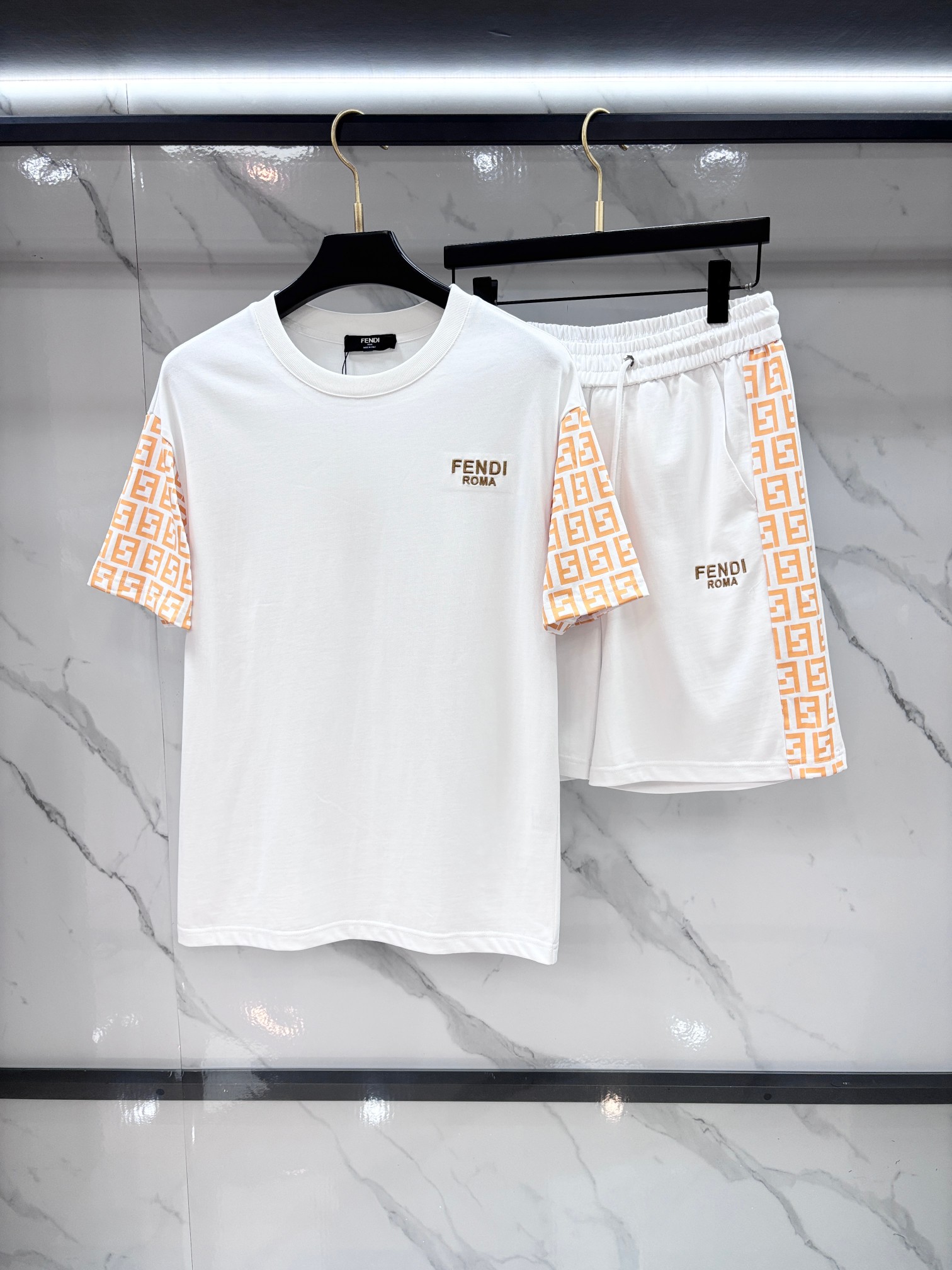 NO:916324,Fendi 2026 spring and summer latest model, same style for men and women, classic design short-sleeved T-shirt shorts suit, slightly expanded version, customized air layer fabric, soft to the touch, comfortable to wear, fine workmanship. The upper body effect is invincible and handsome.…………………………………………………… SizeM-XXXL,,fendi,shorts,T-shirt,tees,t-shirt,19860909芬迪 2026春夏最新款,男女同款,经典设计短袖T恤短裤套装,微扩版型,定制空气层面料,手感柔软,穿着舒适,做工精细.上身效果无敌帅气.………………………………………………… SizeM-XXXL,,fendi,shorts,T-shirt,tees，t-shirt,,Men's clothing