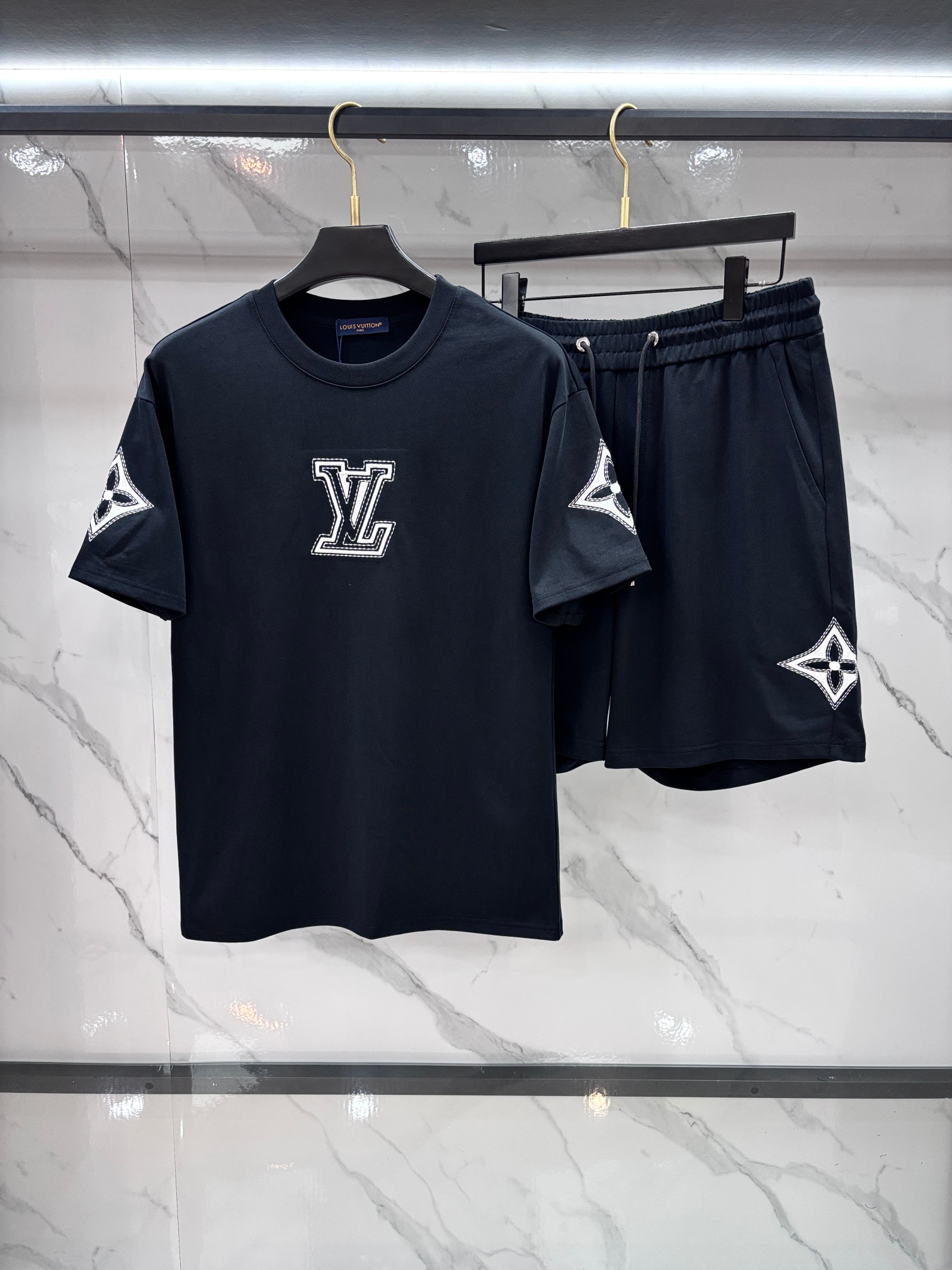 NO:916335,Lv 2026 spring and summer latest style, same style for men and women, classic design short-sleeved T-shirt shorts suit, slightly expanded version, customized air layer fabric, soft to the touch, comfortable to wear, fine workmanship. The upper body effect is invincible and handsome.……………………………………………………………… SizeM-XXXL,, louis vuitton, shorts, T-shirt, tees, t-shirt,19860909Lv 2026春夏最新款,男女同款,经典设计短袖T恤短裤套装,微扩版型,定制空气层面料,手感柔软,穿着舒适,做工精细.上身效果无敌帅气.………………………………………………… SizeM-XXXL,,louis vuitton,shorts,T-shirt,tees，t-shirt,,Men's clothing