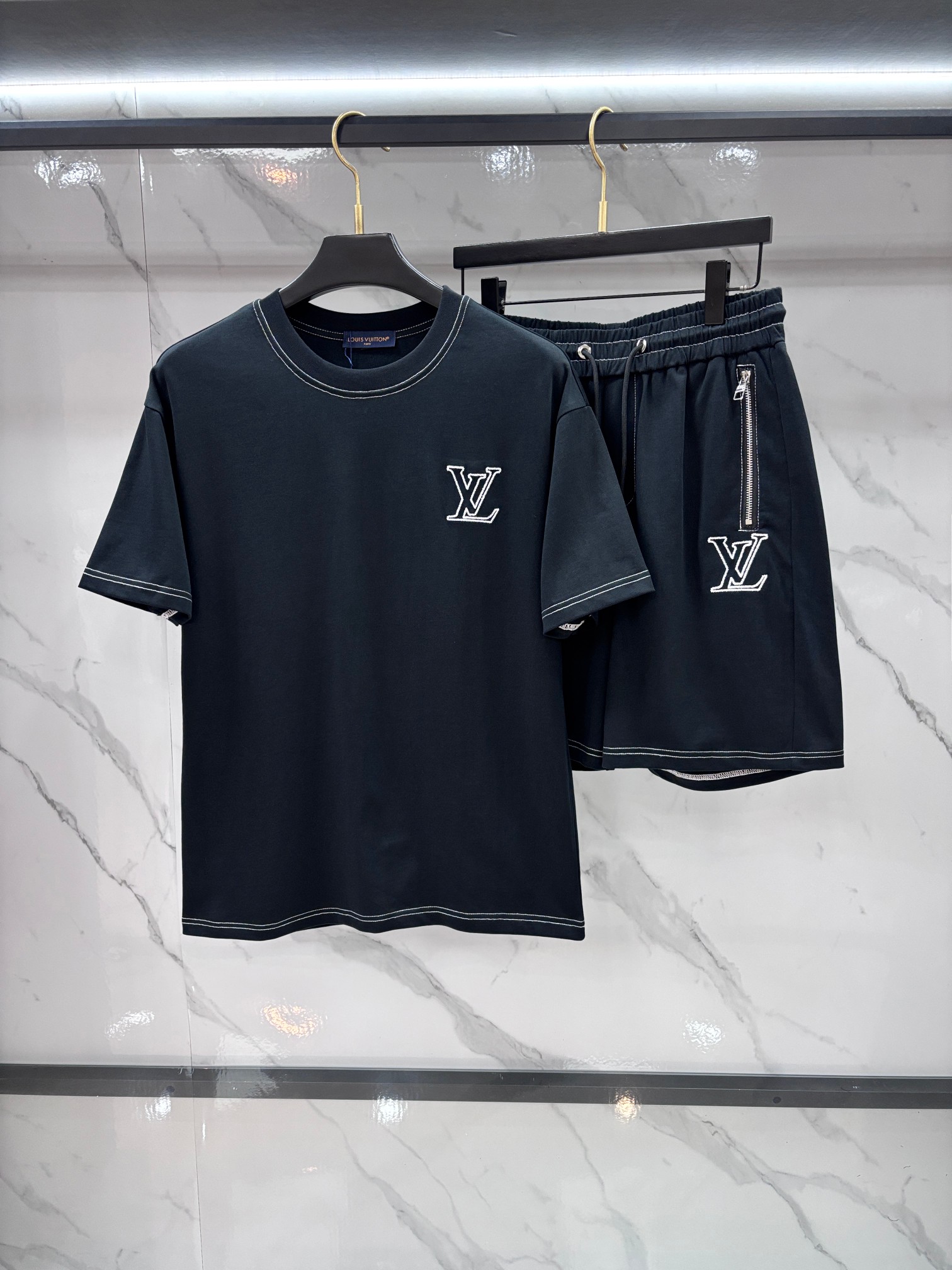 NO:915343,Lv 2026 spring and summer latest style, same style for men and women, classic design short-sleeved T-shirt shorts suit, slightly expanded version, customized air layer fabric, soft to the touch, comfortable to wear, fine workmanship. The upper body effect is invincible and handsome.……………………………………………………………… SizeM-XXXL,, louis vuitton, shorts, T-shirt, tees, t-shirt,19860909Lv 2026春夏最新款,男女同款,经典设计短袖T恤短裤套装,微扩版型,定制空气层面料,手感柔软,穿着舒适,做工精细.上身效果无敌帅气.………………………………………………… SizeM-XXXL,,louis vuitton,shorts,T-shirt,tees，t-shirt,,Men's clothing