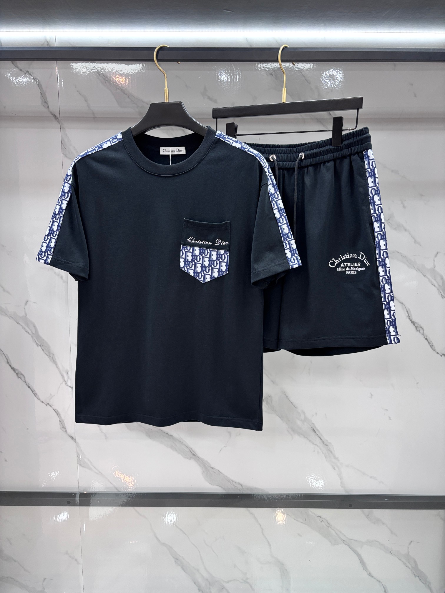 NO:915344,Dior's latest 2026 spring and summer style, same style for men and women, classic design short-sleeved T-shirt shorts suit, slightly expanded version, customized air layer fabric, soft to the touch, comfortable to wear, fine workmanship. The upper body effect is invincible and handsome.…………………………………………………… SizeM-XXXL,, dior, shorts, T-shirt, tees, t-shirt,19860909迪奥 2026春夏最新款,男女同款,经典设计短袖T恤短裤套装,微扩版型,定制空气层面料,手感柔软,穿着舒适,做工精细.上身效果无敌帅气.………………………………………………… SizeM-XXXL,,dior,shorts,T-shirt,tees，t-shirt,,Men's clothing