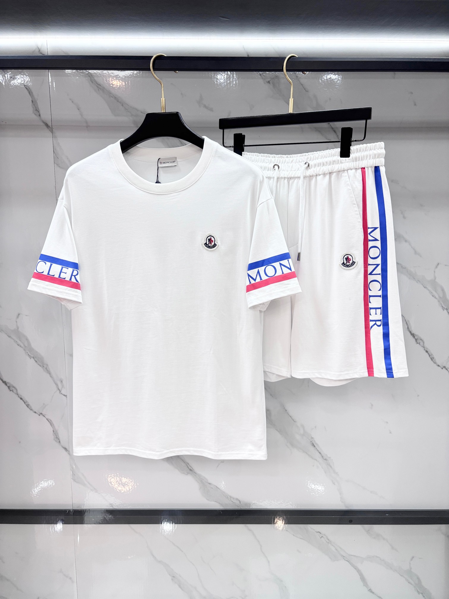NO:916326,Moncler 2026 spring and summer latest style, same style for men and women, classic design short-sleeved T-shirt shorts suit, slightly expanded version, customized air layer fabric, soft to the touch, comfortable to wear, fine workmanship. The upper body effect is invincible and handsome.……………………………………………………………… SizeM-XXXL,,Moncler,shorts,T-shirt,tees,t-shirt,19860909蒙口 2026春夏最新款,男女同款,经典设计短袖T恤短裤套装,微扩版型,定制空气层面料,手感柔软,穿着舒适,做工精细.上身效果无敌帅气.………………………………………………… SizeM-XXXL,,Moncler,shorts,T-shirt,tees，t-shirt,,Men's clothing