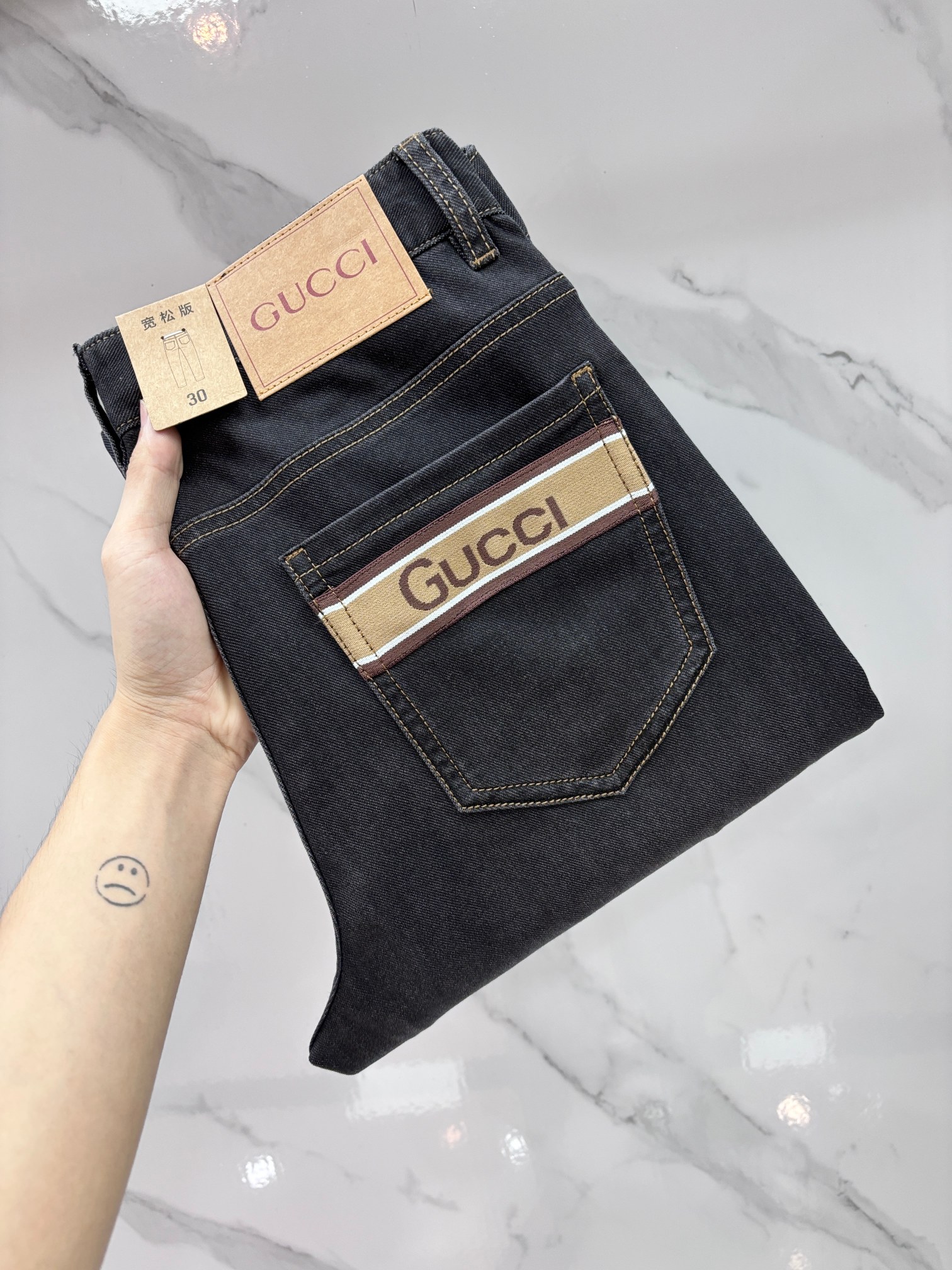 NO:915327,Gucci high-end customization, 2026 early autumn latest jeans, simultaneous sale at the counter, original customization, customer-supplied hardware accessories, original order quality, imported solid color denim elastic fabric, heavy washing, fine workmanship and fine routing, excellent upper body!  The preferred items are complete in three sizes.……………………………………………… Size29-38,,gucci,jeans,19860909Gucci 高端定制、2026早秋最新款牛仔裤 柜台同步发售 原版定制 客供五金辅料 原单品质 进口固色牛仔弹力面料 重工洗水 做工走线精细 上身绝佳！优选单品 三标齐全.…………………………………………………… Size29-38,,gucci,jeans,,Men's clothing