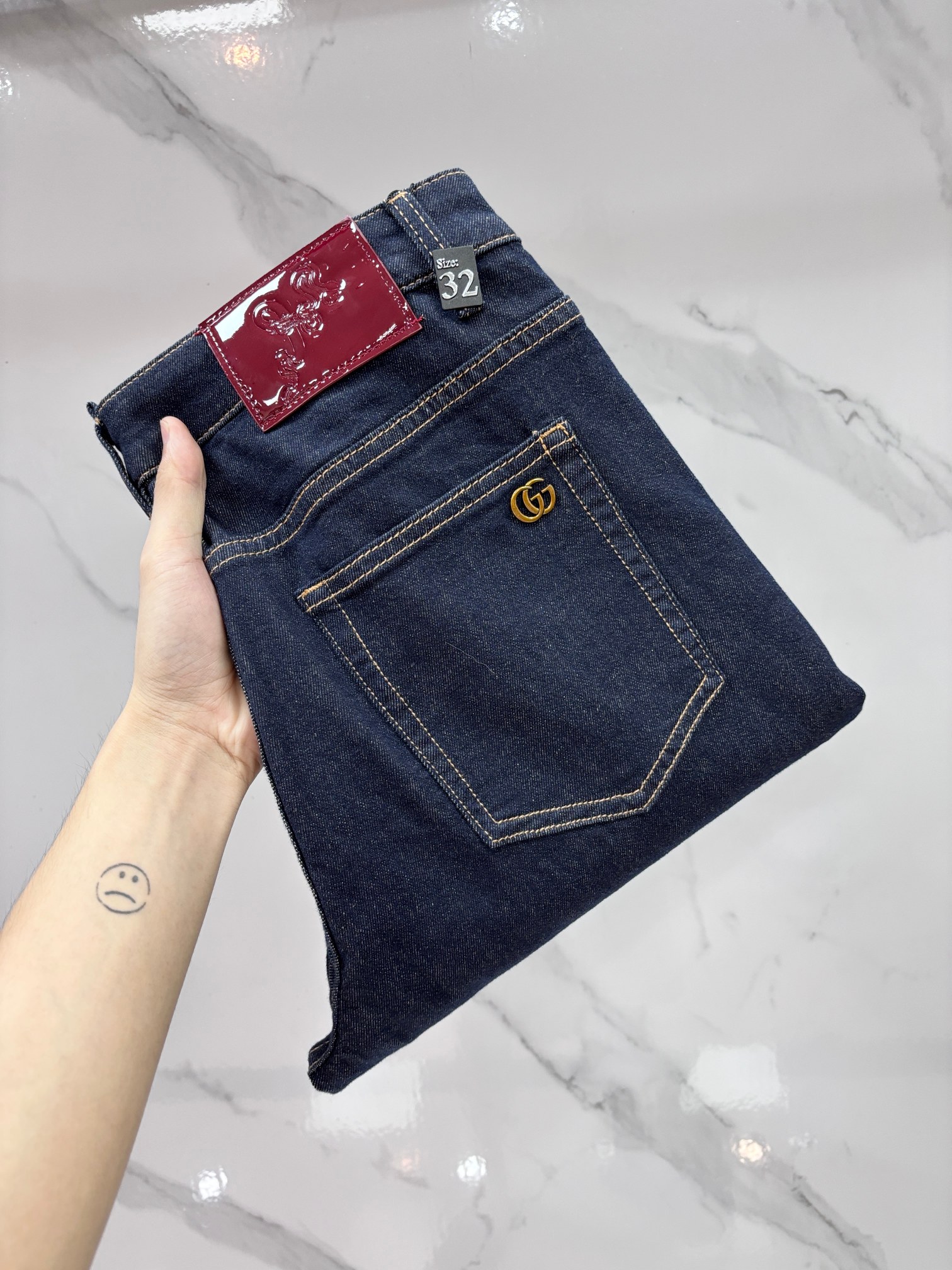 NO:915333,Gucci high-end customization, 2026 early autumn latest jeans, simultaneous sale at the counter, original customization, customer-supplied hardware accessories, original order quality, imported solid color denim elastic fabric, heavy washing, fine workmanship and fine routing, excellent upper body!  The preferred items are complete in three sizes.……………………………………………… Size29-38,,gucci,jeans,19860909Gucci 高端定制、2026早秋最新款牛仔裤 柜台同步发售 原版定制 客供五金辅料 原单品质 进口固色牛仔弹力面料 重工洗水 做工走线精细 上身绝佳！优选单品 三标齐全.…………………………………………………… Size29-38,,gucci,jeans,,Men's clothing