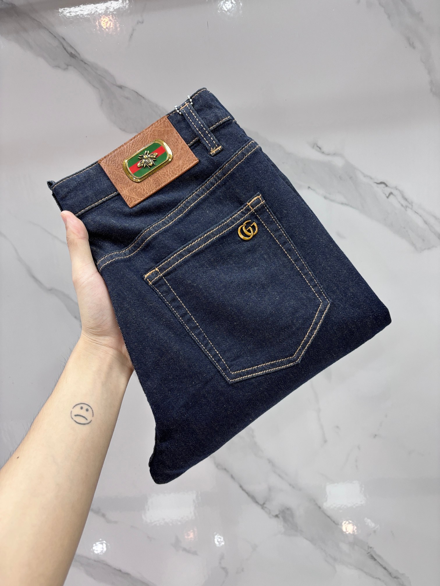 NO:915339,Gucci high-end customization, 2026 early autumn latest jeans, simultaneous sale at the counter, original customization, customer-supplied hardware accessories, original order quality, imported solid color denim elastic fabric, heavy washing, fine workmanship and fine routing, excellent upper body!  The preferred items are complete in three sizes.……………………………………………… Size29-38,,gucci,jeans,19860909Gucci 高端定制、2026早秋最新款牛仔裤 柜台同步发售 原版定制 客供五金辅料 原单品质 进口固色牛仔弹力面料 重工洗水 做工走线精细 上身绝佳！优选单品 三标齐全.…………………………………………………… Size29-38,,gucci,jeans,,Men's clothing