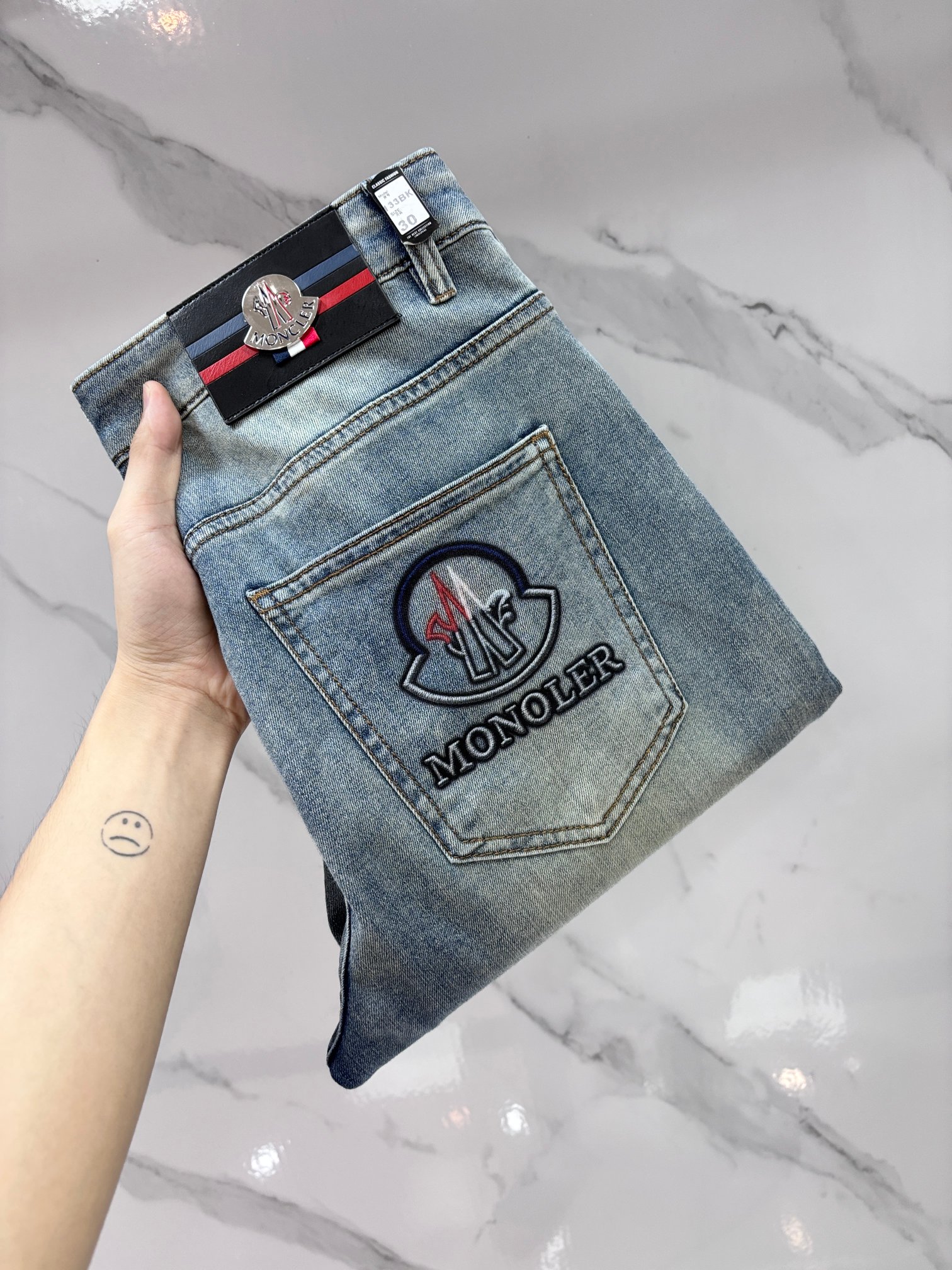 NO:915337,Mengkou, high-end customization, 2026 early autumn latest jeans, simultaneous sale at the counter, original customization, customer-supplied hardware accessories, original order quality, imported solid color denim elastic fabric, heavy washing, fine workmanship, excellent upper body!  The preferred items are complete with three standards.…………………………………………………… Size29-38,,Moncler,jeans,19860909蒙口 高端定制、2026早秋最新款牛仔裤 柜台同步发售 原版定制 客供五金辅料 原单品质 进口固色牛仔弹力面料 重工洗水 做工走线精细 上身绝佳！优选单品 三标齐全.…………………………………………………… Size29-38,,Moncler,jeans,,Men's clothing