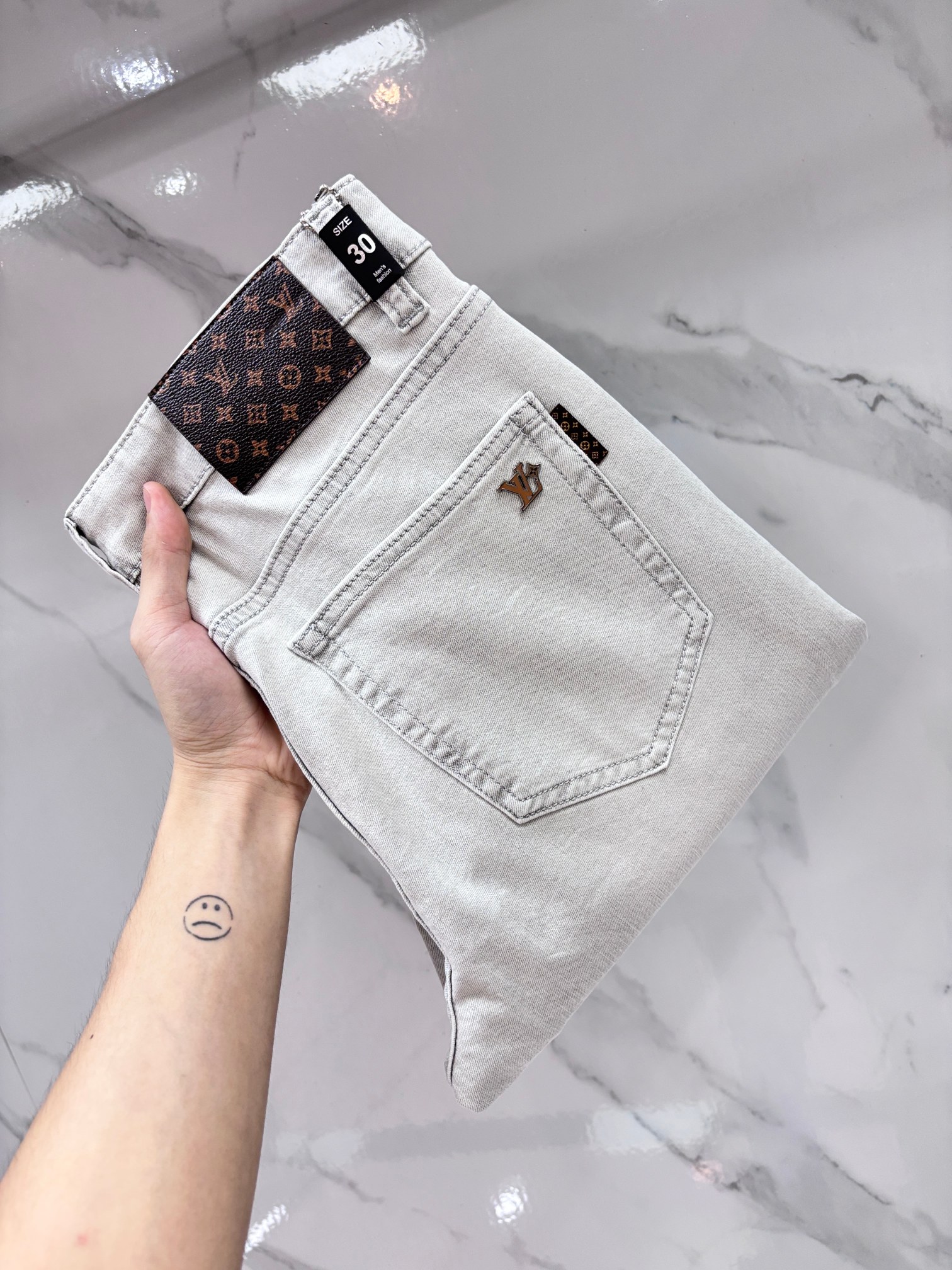 NO:931194,Lv high-end customization, 2026 early autumn latest jeans, simultaneous sale at the counter, original customization, customer-supplied hardware accessories, original order quality, imported solid-color denim elastic fabric, heavy washing, fine workmanship and routing, excellent upper body!  The preferred items are complete with three standards.……………………………………………… Size29-38,,louis vuitton,jeans,19860909Lv 高端定制、2026早秋最新款牛仔裤 柜台同步发售 原版定制 客供五金辅料 原单品质 进口固色牛仔弹力面料 重工洗水 做工走线精细 上身绝佳！优选单品 三标齐全.…………………………………………………… Size29-38,,louis vuitton,jeans,,Men's clothing