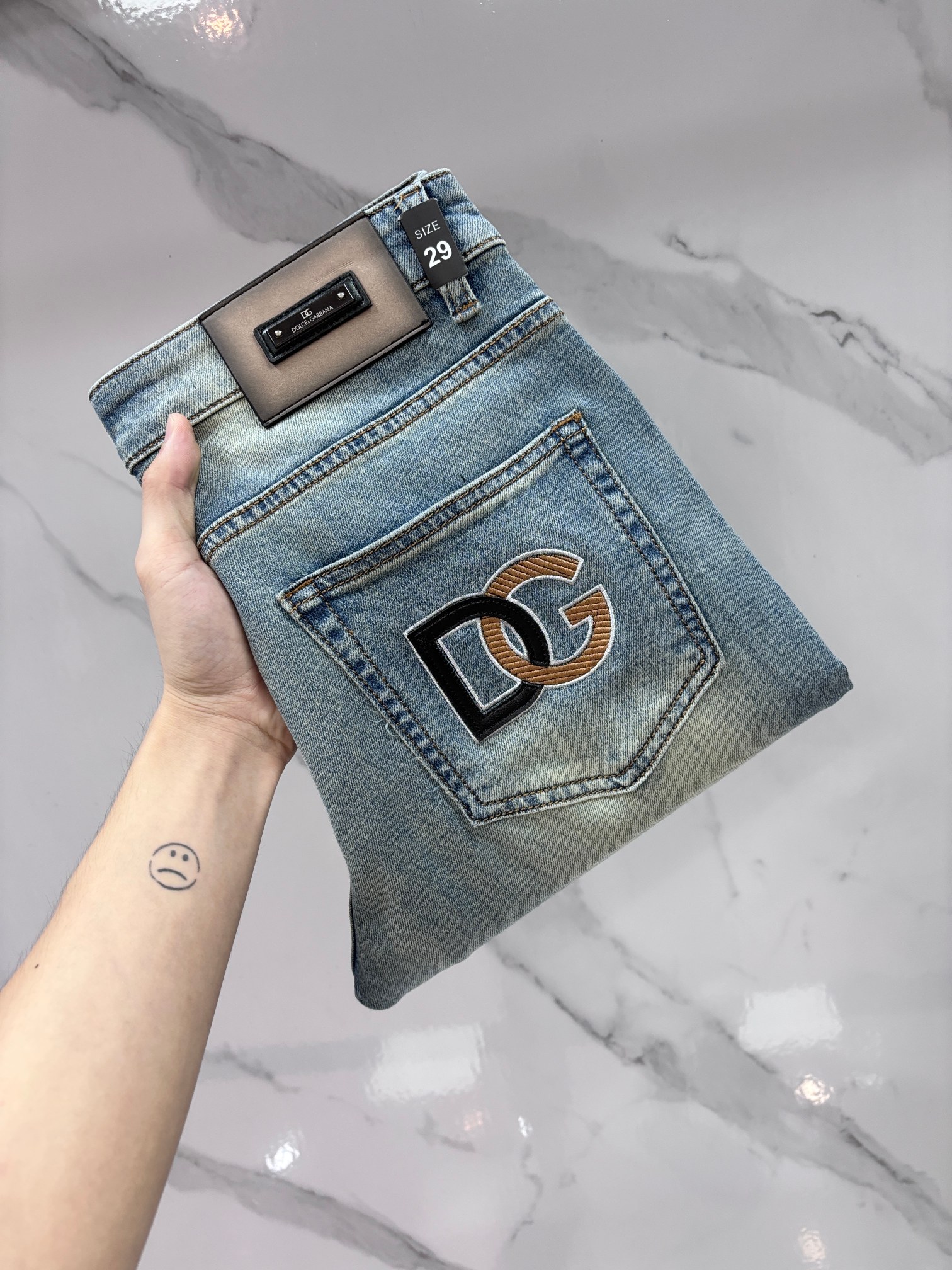 NO:915341,DG high-end customization, 2026 early autumn latest jeans, simultaneous sale at the counter, original customization, customer-supplied hardware accessories, original order quality, imported solid color denim elastic fabric, heavy washing, fine workmanship and fine line routing, excellent upper body!  The preferred items are complete with three standards.…………………………………………………… Size29-38,,jeans,19860909DG 高端定制、2026早秋最新款牛仔裤 柜台同步发售 原版定制 客供五金辅料 原单品质 进口固色牛仔弹力面料 重工洗水 做工走线精细 上身绝佳！优选单品 三标齐全.…………………………………………………… Size29-38,,jeans,,Men's clothing