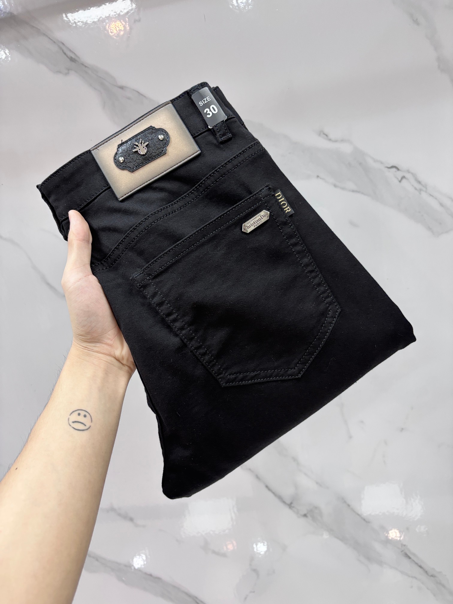 NO:931160,Dior high-end customization, 2026 early autumn latest jeans, simultaneous sale at the counter, original customization, customer-supplied hardware accessories, original order quality, imported solid color denim elastic fabric, heavy washing, fine workmanship, excellent upper body!  The preferred items are complete in three sizes.……………………………………………………………… Size29-38, dior, jeans,19860909迪奥 高端定制、2026早秋最新款牛仔裤 柜台同步发售 原版定制 客供五金辅料 原单品质 进口固色牛仔弹力面料 重工洗水 做工走线精细 上身绝佳！优选单品 三标齐全.…………………………………………………… Size29-38,,dior,jeans,,Men's clothing