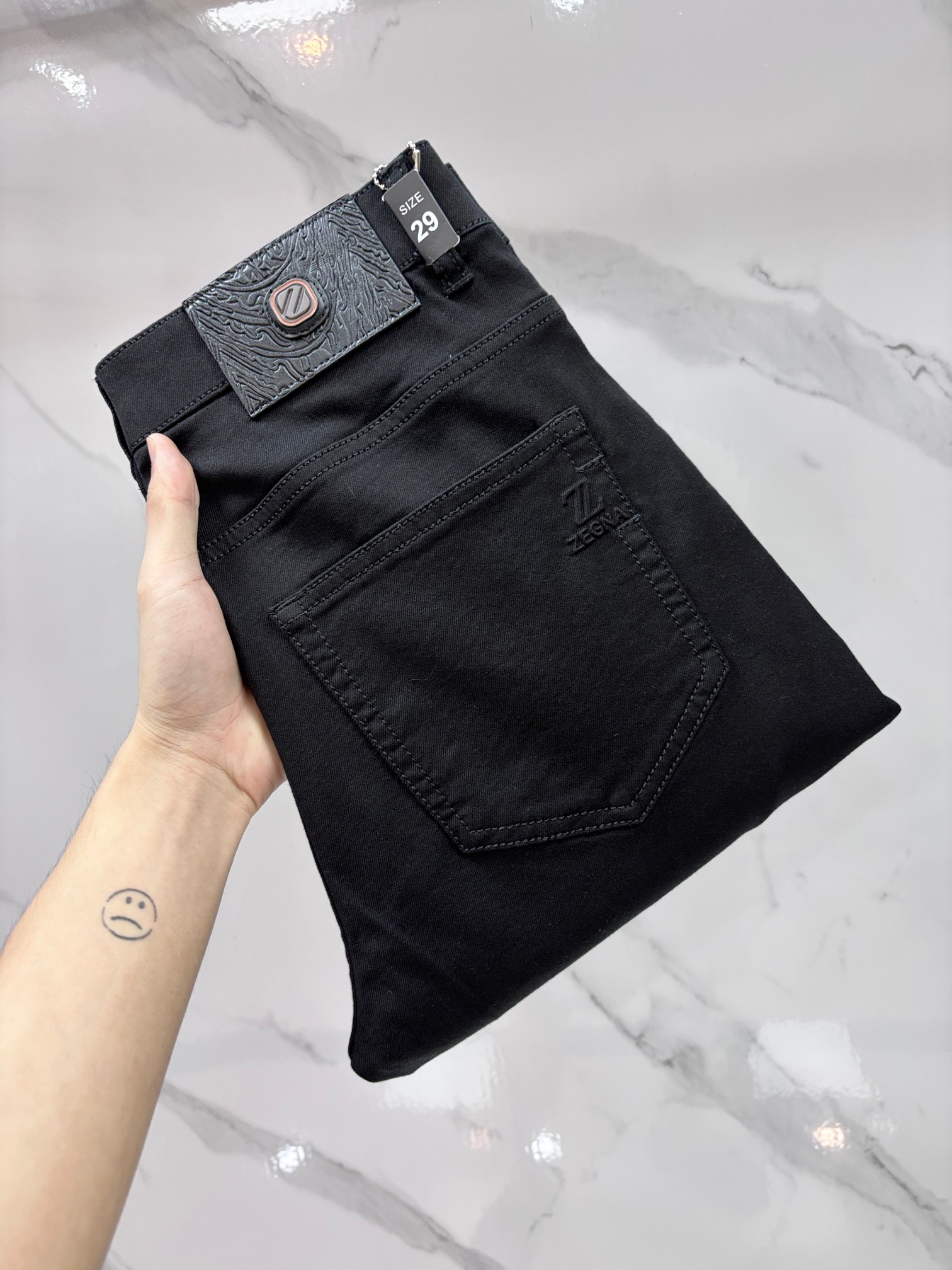 NO:915334,Ermenegildo Zegna high-end customization, 2026 early autumn latest jeans, simultaneous sale at the counter, original customization, customer-supplied hardware accessories, original order quality, imported solid-color denim elastic fabric, heavy washing, fine workmanship and routing, excellent upper body!  The preferred items are complete in three sizes.…………………………………………………… Size29-38,,zegna,jeans,19860909杰尼亚 高端定制、2026早秋最新款牛仔裤 柜台同步发售 原版定制 客供五金辅料 原单品质 进口固色牛仔弹力面料 重工洗水 做工走线精细 上身绝佳！优选单品 三标齐全.…………………………………………………… Size29-38,,zegna,jeans,,Men's clothing