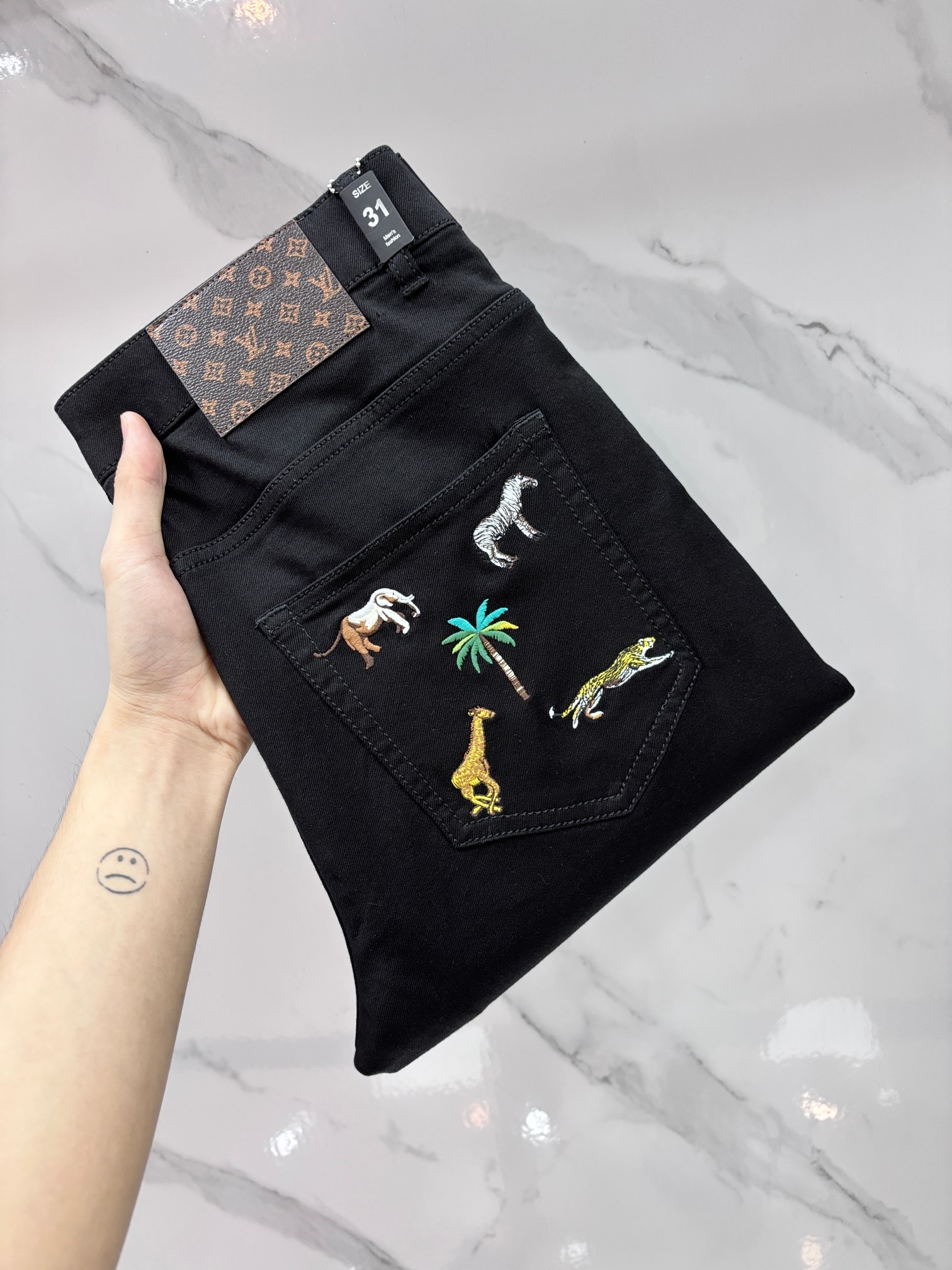 NO:931228,Lv high-end customization, 2026 early autumn latest jeans, simultaneous sale at the counter, original customization, customer-supplied hardware accessories, original order quality, imported solid-color denim elastic fabric, heavy washing, fine workmanship and routing, excellent upper body!  The preferred items are complete with three standards.……………………………………………… Size29-38,,louis vuitton,jeans,19860909Lv 高端定制、2026早秋最新款牛仔裤 柜台同步发售 原版定制 客供五金辅料 原单品质 进口固色牛仔弹力面料 重工洗水 做工走线精细 上身绝佳！优选单品 三标齐全.…………………………………………………… Size29-38,,louis vuitton,jeans,,Men's clothing