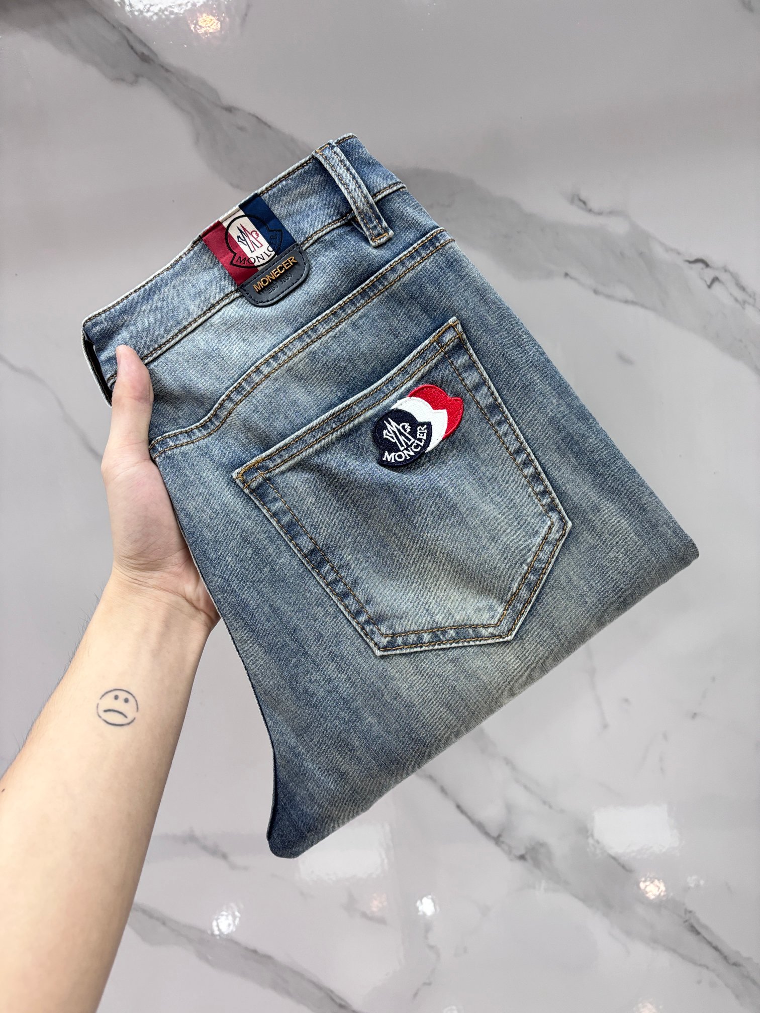 NO:931217,Mengkou, high-end customization, 2026 early autumn latest jeans, simultaneous sale at the counter, original customization, customer-supplied hardware accessories, original order quality, imported solid color denim elastic fabric, heavy washing, fine workmanship, excellent upper body!  The preferred items are complete with three standards.…………………………………………………… Size29-38,,Moncler,jeans,19860909蒙口 高端定制、2026早秋最新款牛仔裤 柜台同步发售 原版定制 客供五金辅料 原单品质 进口固色牛仔弹力面料 重工洗水 做工走线精细 上身绝佳！优选单品 三标齐全.…………………………………………………… Size29-38,,Moncler,jeans,,Men's clothing