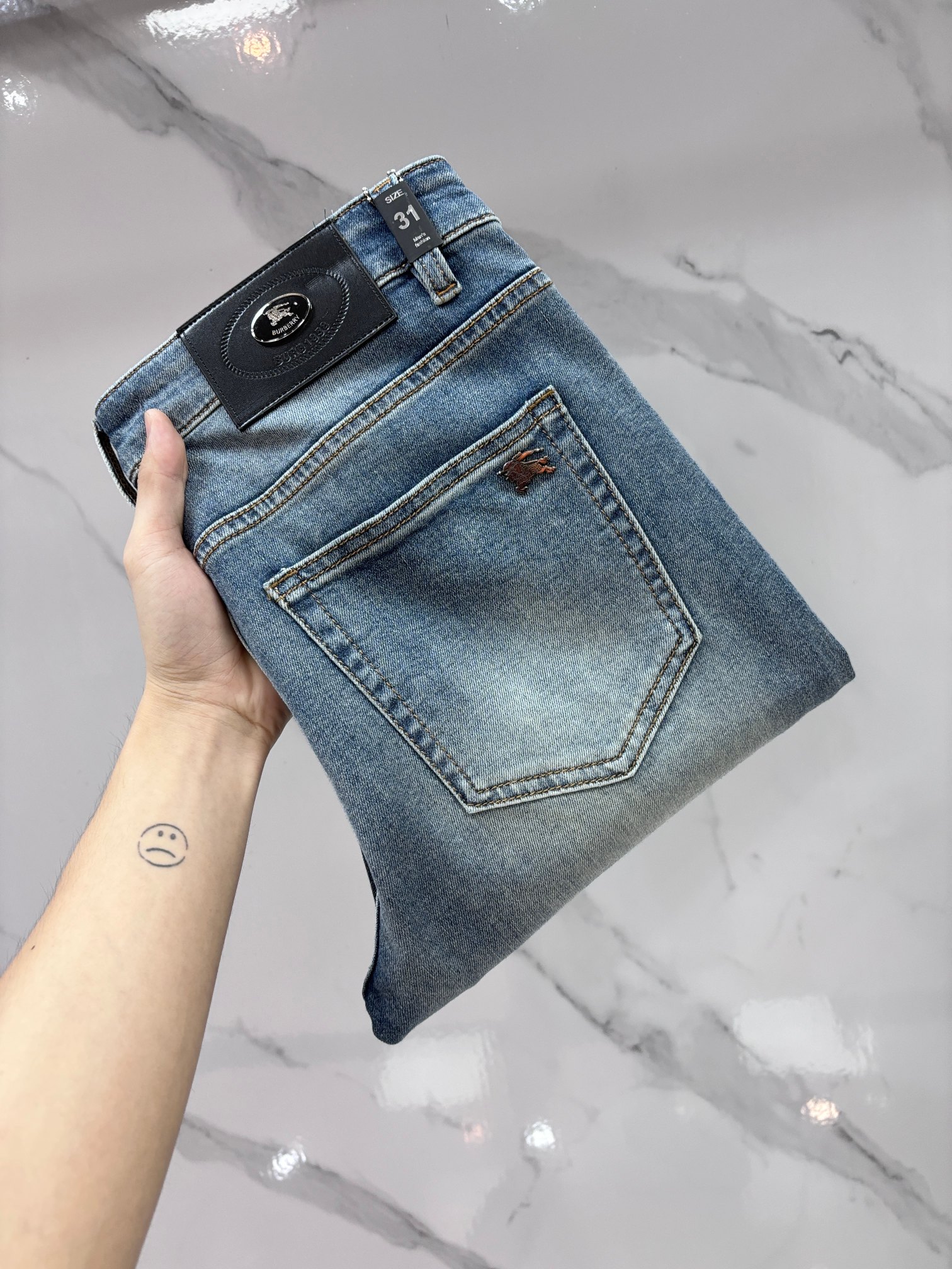 NO:915336,Burberry high-end customization, 2026 early autumn latest jeans, simultaneous sale at the counter, original customization, customer-supplied hardware accessories, original order quality, imported solid color denim elastic fabric, heavy washing, fine workmanship, excellent upper body!  The preferred items are complete with three standards.……………………………………………… Size29-38,,burberry,jeans,19860909巴宝莉 高端定制、2026早秋最新款牛仔裤 柜台同步发售 原版定制 客供五金辅料 原单品质 进口固色牛仔弹力面料 重工洗水 做工走线精细 上身绝佳！优选单品 三标齐全.…………………………………………………… Size29-38,,burberry,jeans,,Men's clothing
